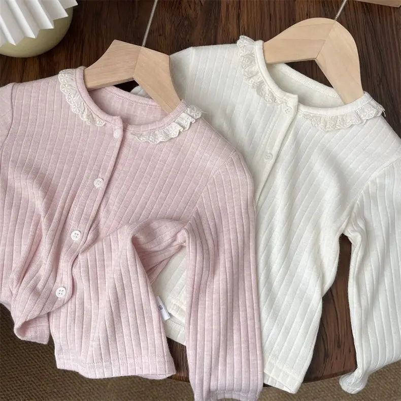 Girls Spring Autumn Bottom Shirts 2025 New Sweetheart Fashion Casual Daily Lace Trim Long Sleeve Single Breasted Coat
Girls Spring Autumn Bottom Shirts 2025 New Sweetheart Fashion Casual Daily Lace Trim Long Sleeve Single Breasted Coat