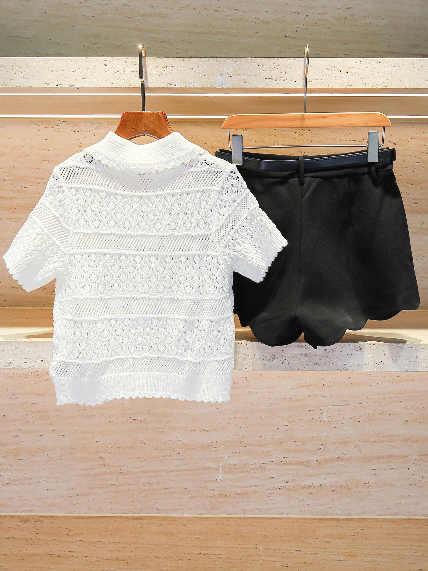 High-End Women's Summer Knitted Top Hollow out Crochet Design with Wide Leg orts Set Faionable Two-Piece Ensemble
High-End Women's Summer Knitted Top Hollow out Crochet Design with Wide Leg orts Set Faionable Two-Piece Ensemble