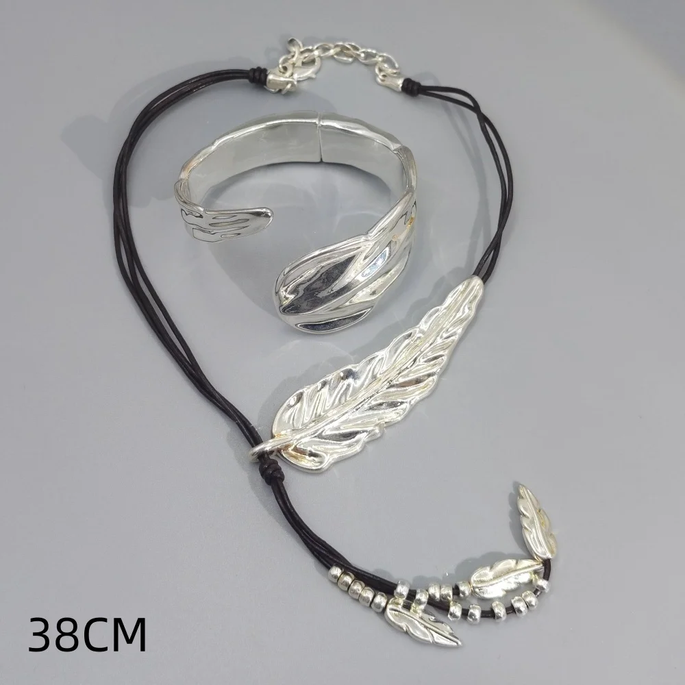 2026 Spanish Trendy Ins Style Gold Silver Feather Bracelet Necklace Jewelry Two Piece Set Holiday Gift
2026 Spanish Trendy Ins Style Gold Silver Feather Bracelet Necklace Jewelry Two Piece Set Holiday Gift