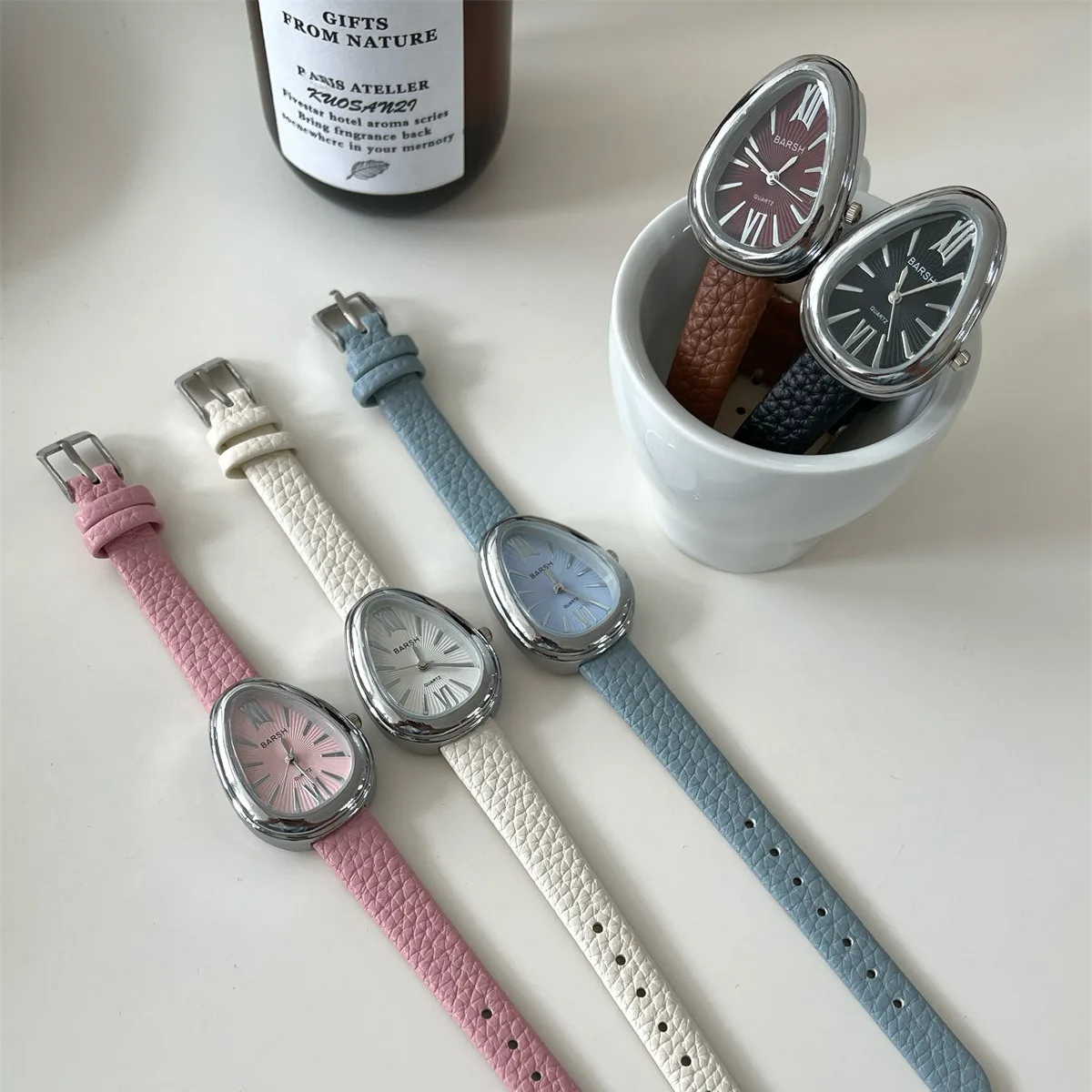 Новые женские часы в форме змеиной головы — это ниша. Персонализированный минималистский дизайн. Ретро Ins. Высокая стоимость внешнего вида. Универсальный.
Новые женские часы в форме змеиной головы — это ниша. Персонализированный минималистский дизайн. Ретро Ins. Высокая стоимость внешнего вида. Универсальный.