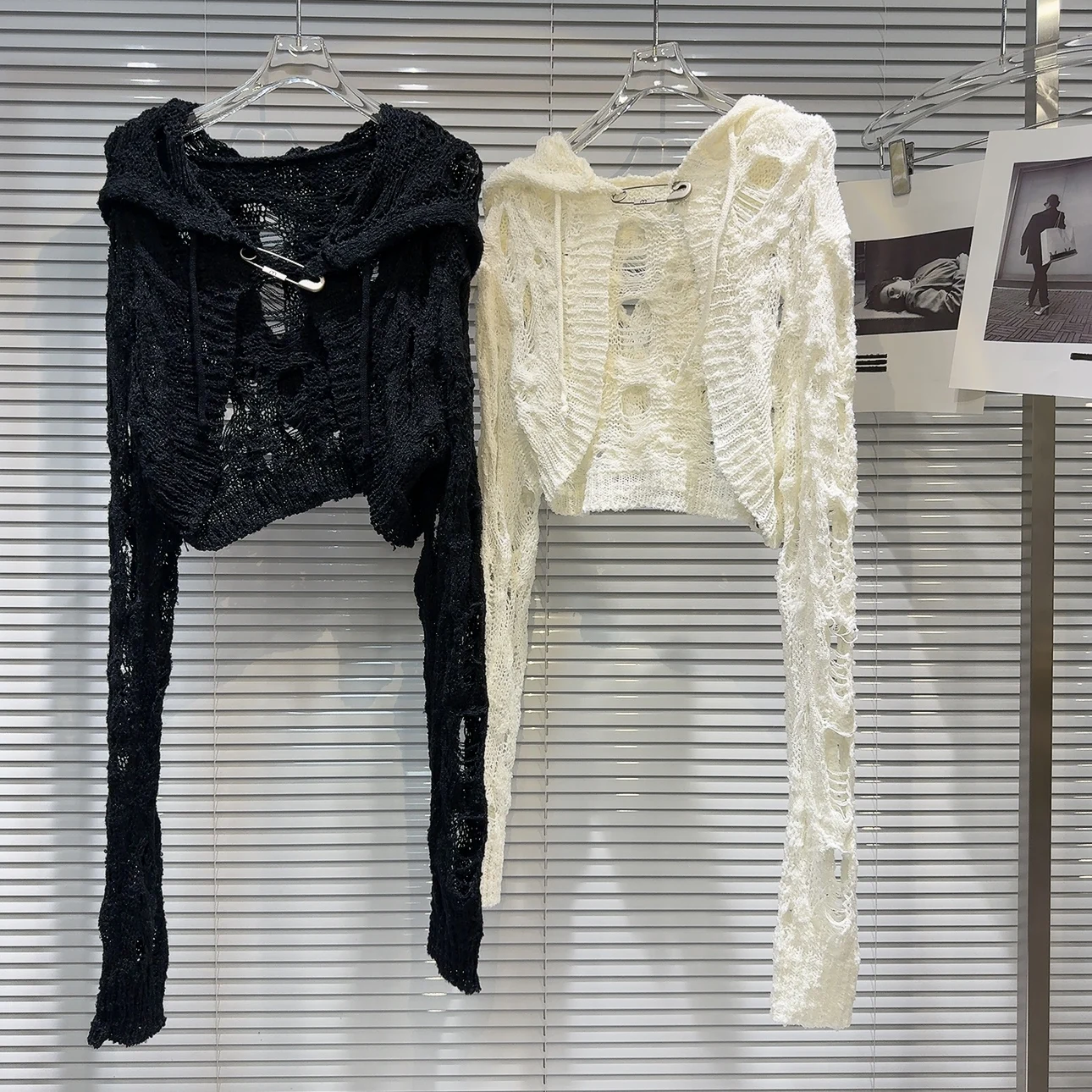 Весна 2026: Уличный стиль, сладко-острый дизайн, металлический значок, вязаный кардиган с капюшоном и вырезами, женское повседневное пальто с длинными рукавами
Весна 2026: Уличный стиль, сладко-острый дизайн, металлический значок, вязаный кардиган с капюшоном и вырезами, женское повседневное пальто с длинными рукавами