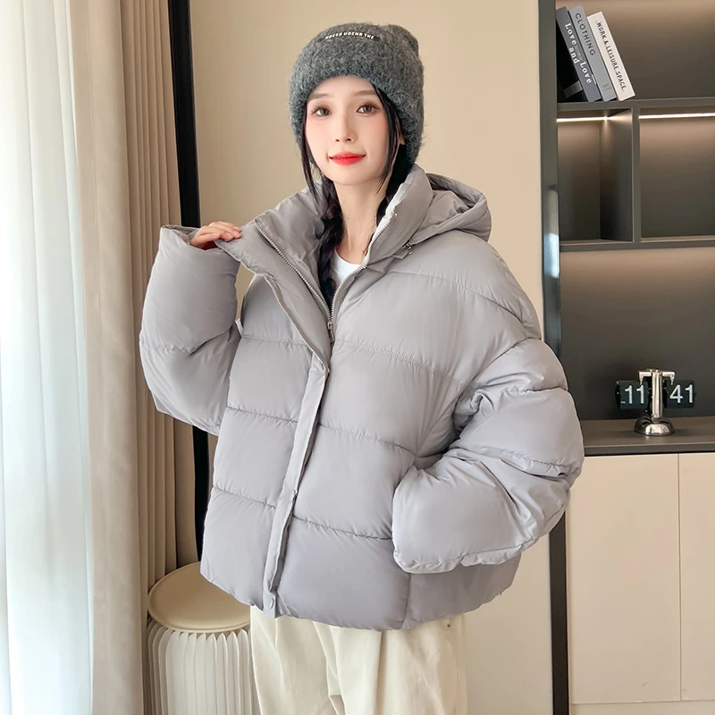 Новые зимние короткие хлопковые куртки с капюшоном, свободная одежда для хлеба, повседневные пуховые пальто с длинными рукавами, однотонная женская верхняя одежда, 2025 г., женские парки
Новые зимние короткие хлопковые куртки с капюшоном, свободная одежда для хлеба, повседневные пуховые пальто с длинными рукавами, однотонная женская верхняя одежда, 2025 г., женские парки