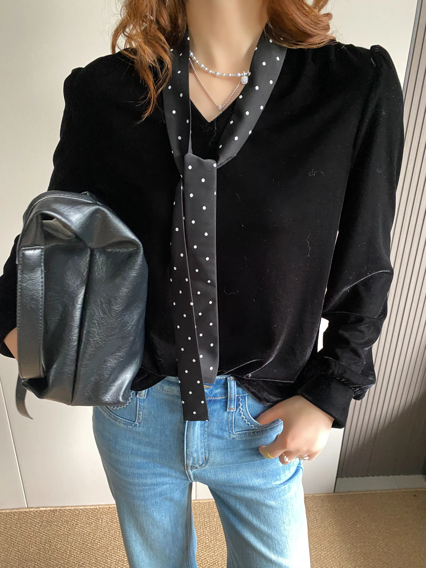 Velvet irt Women's Long Sve V-ne Polka Dot Sa Ele Aosphere Autumn Winter New Sle French Sle Loose Fit irt
Velvet irt Women's Long Sve V-ne Polka Dot Sa Ele Aosphere Autumn Winter New Sle French Sle Loose Fit irt