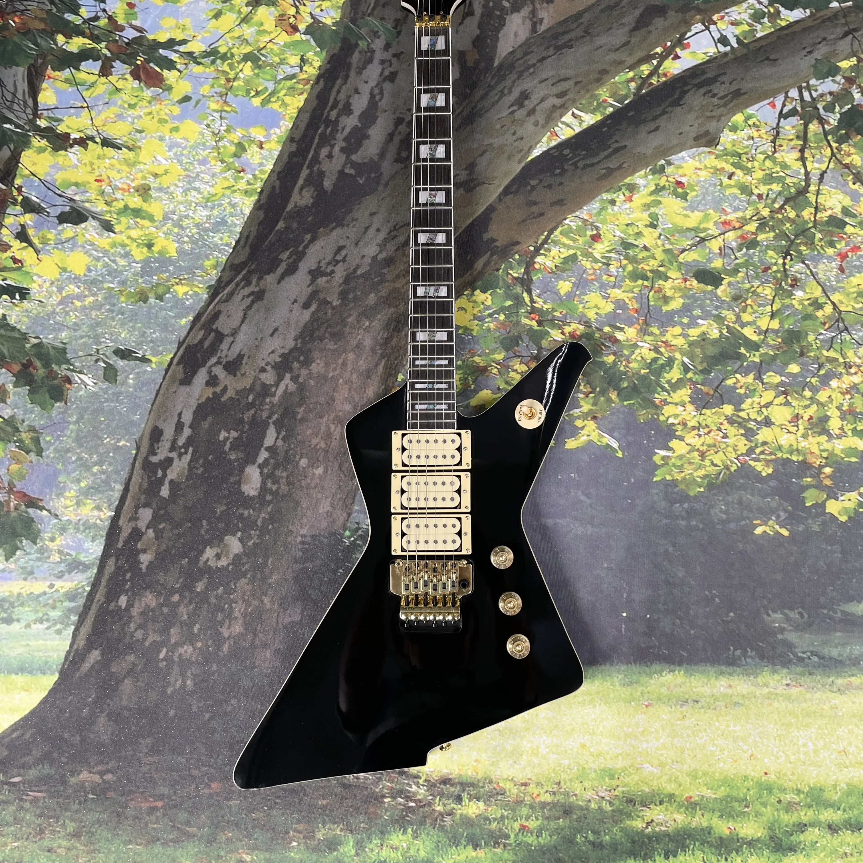 High-gloss black electric guitar,stabledouble-lockingtremolo system,gold hardware guitars, advanced heavy-duty electric guitarra
High-gloss black electric guitar,stabledouble-lockingtremolo system,gold hardware guitars, advanced heavy-duty electric guitarra