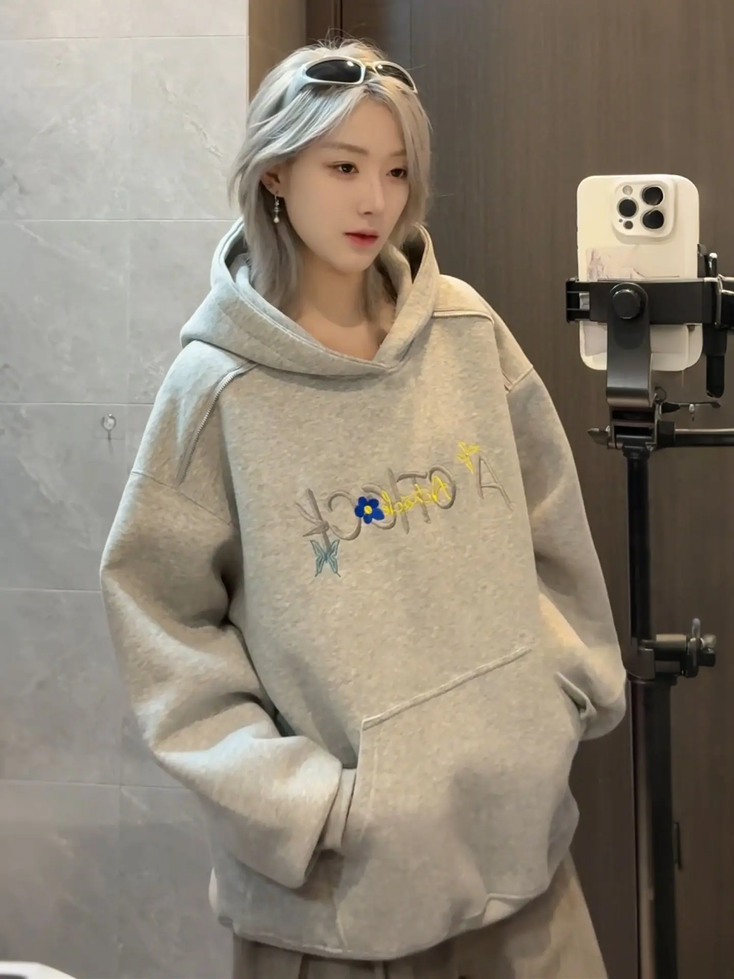 Плотная износостойкая толстовка с вышивкой, осенняя повседневная модель из комфортной полиэстеровой ткани для пар
Плотная износостойкая толстовка с вышивкой, осенняя повседневная модель из комфортной полиэстеровой ткани для пар