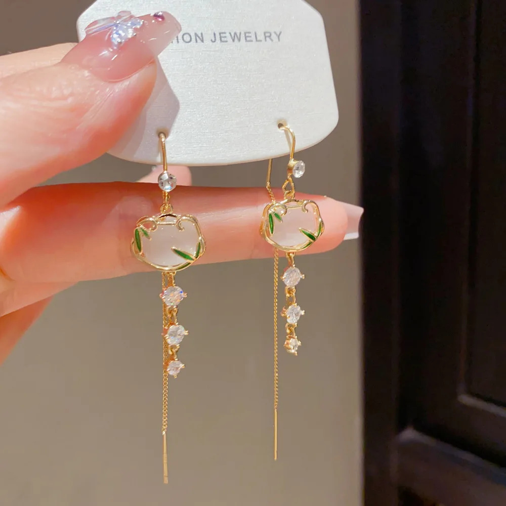 Opal Ruyi Safety Lock Long Tassel Ear Line Women Slim Dangle Earrings Fashion Elegant Jewelry Wholesale
Opal Ruyi Safety Lock Long Tassel Ear Line Women Slim Dangle Earrings Fashion Elegant Jewelry Wholesale