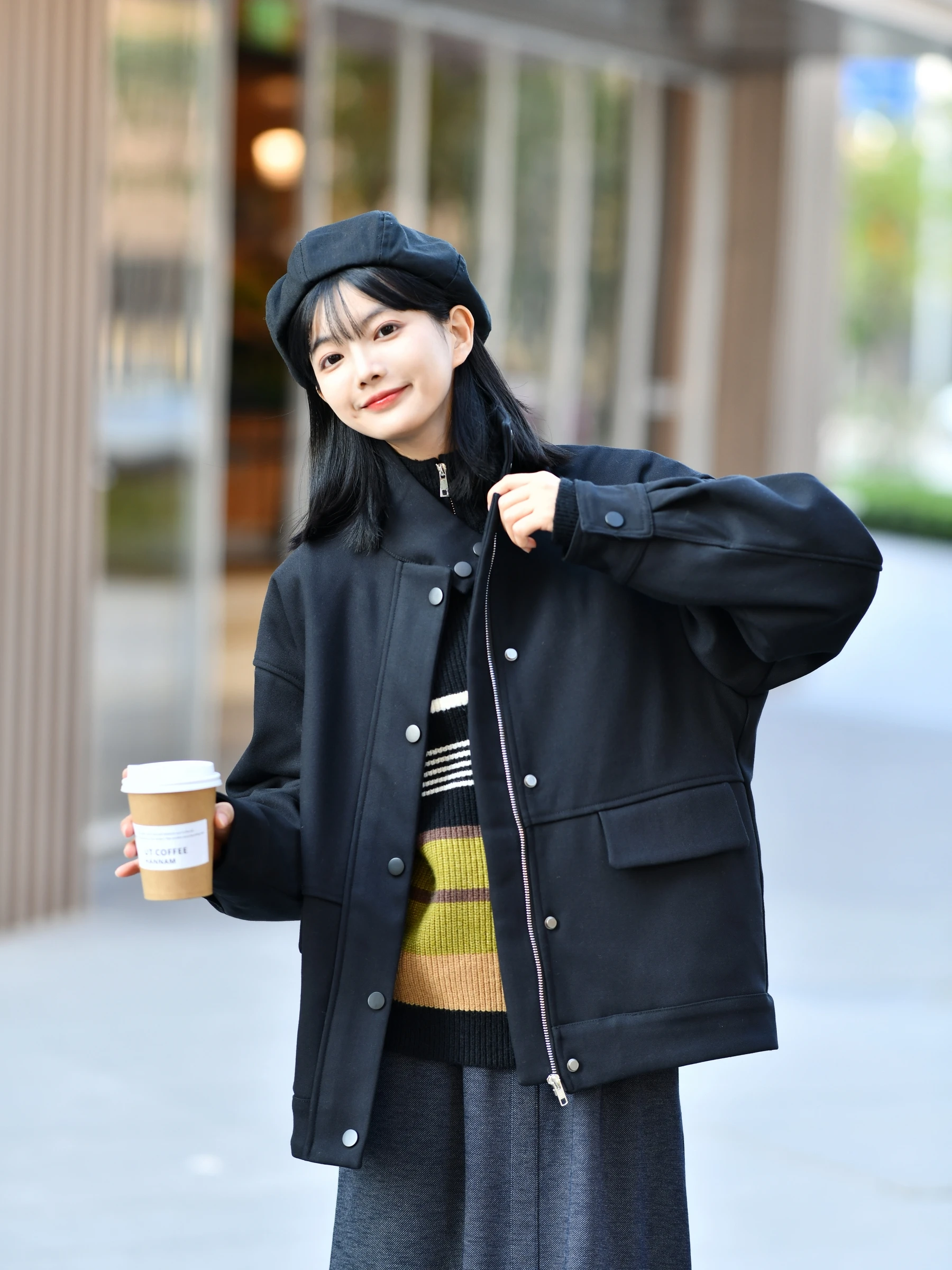 Новинка: Женское шерстяное пальто однотонного дизайна с хлопковой подкладкой, воротником-стойкой и одной пуговицей для осени и зимы
Новинка: Женское шерстяное пальто однотонного дизайна с хлопковой подкладкой, воротником-стойкой и одной пуговицей для осени и зимы