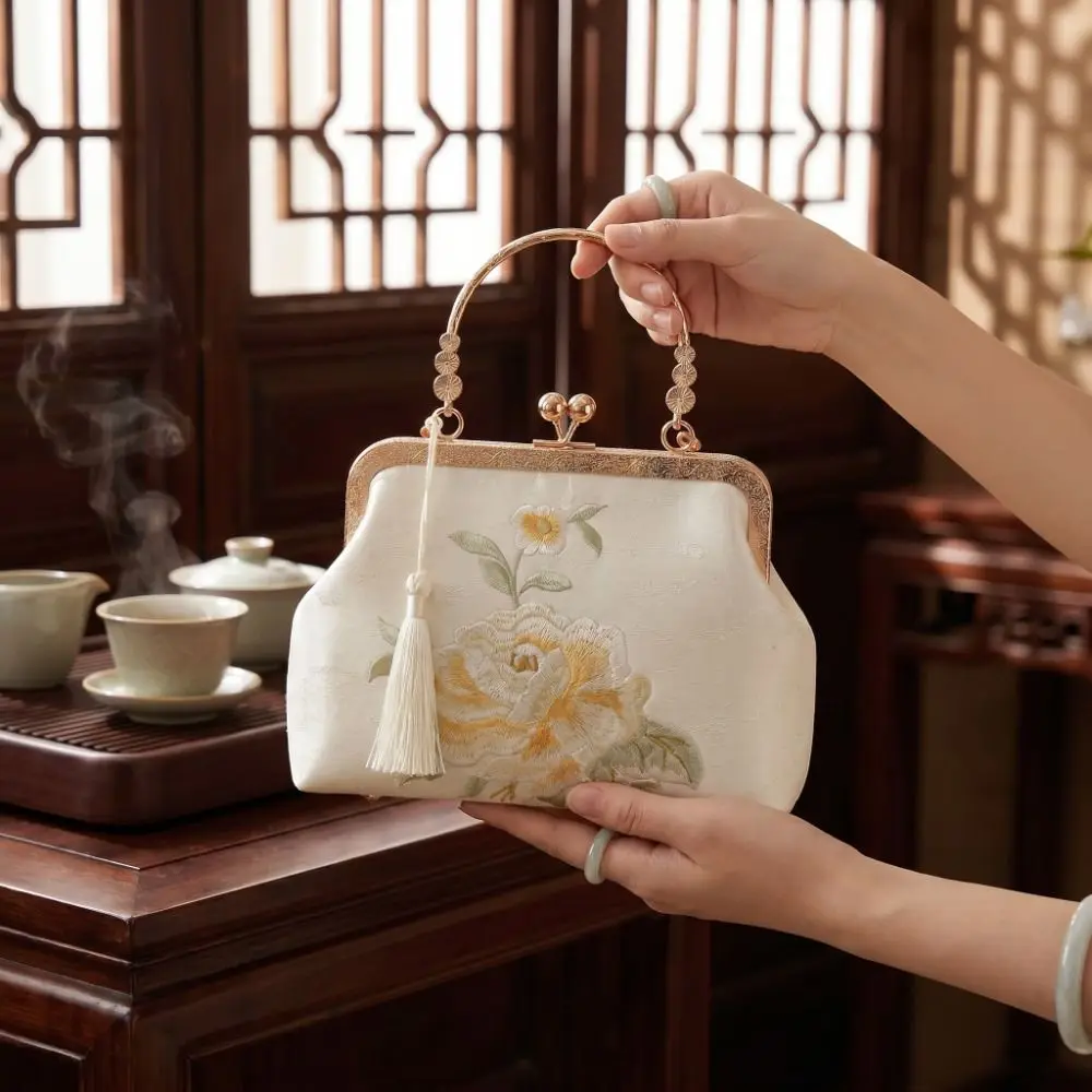 Metal Chain New Chinese Style Handbag Flower Large Capacity Tassel Crossbody Bag Handheld Embroidered Cheongsam Bag Shopping
Metal Chain New Chinese Style Handbag Flower Large Capacity Tassel Crossbody Bag Handheld Embroidered Cheongsam Bag Shopping