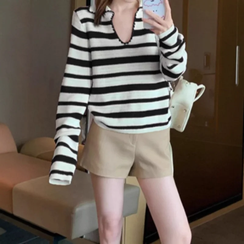 Academy-style collared knitted long-sleeve shirttWomen's-shirt2025New autumn loose-fitting casual versatile black striped top
Academy-style collared knitted long-sleeve shirttWomen's-shirt2025New autumn loose-fitting casual versatile black striped top