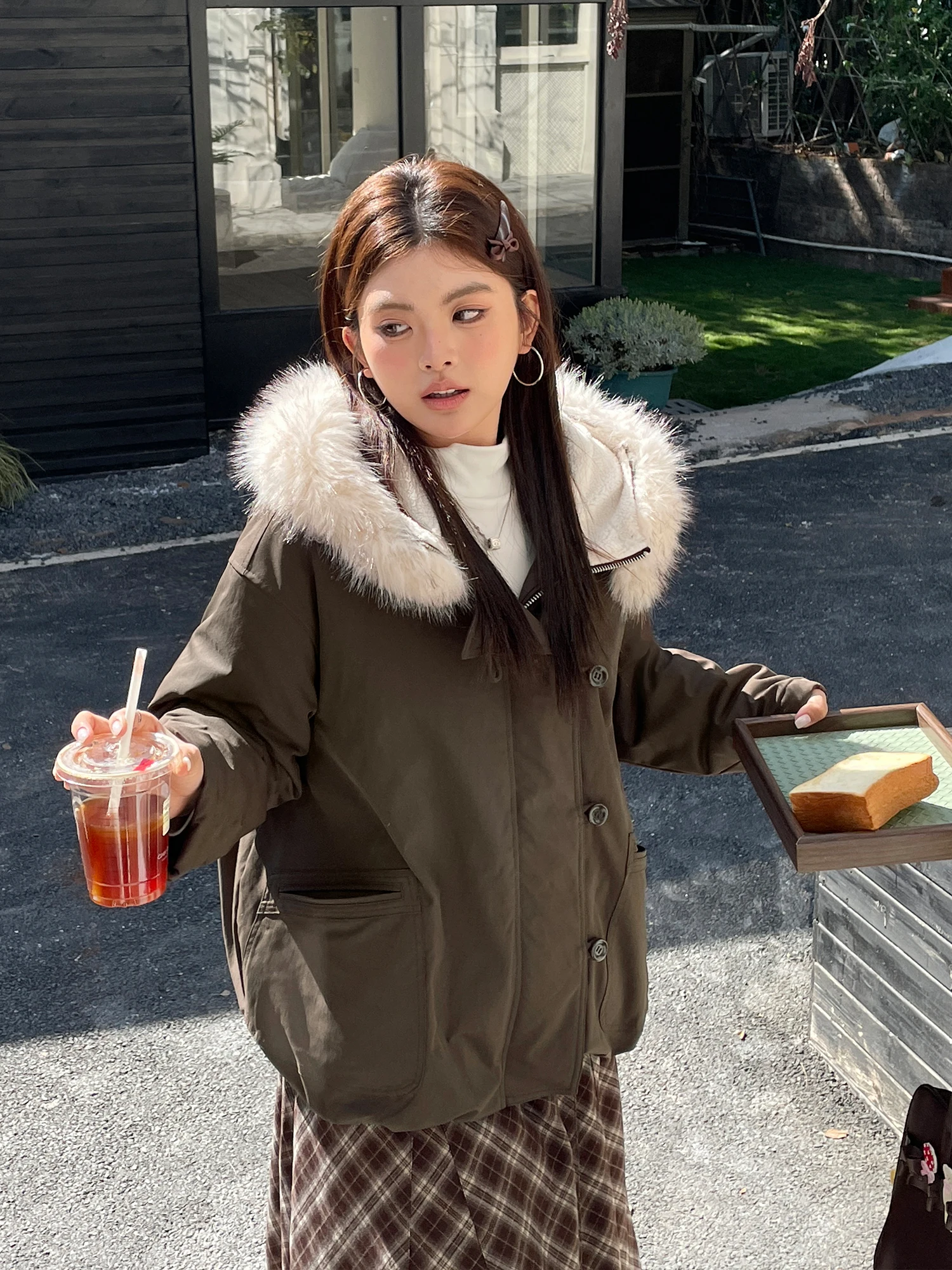 Женское зимнее пальто больших размеров в корейском стиле с капюшоном на флисовой подкладке, уникальный дизайн для стройности, однотонная куртка для повседневной носки
Женское зимнее пальто больших размеров в корейском стиле с капюшоном на флисовой подкладке, уникальный дизайн для стройности, однотонная куртка для повседневной носки