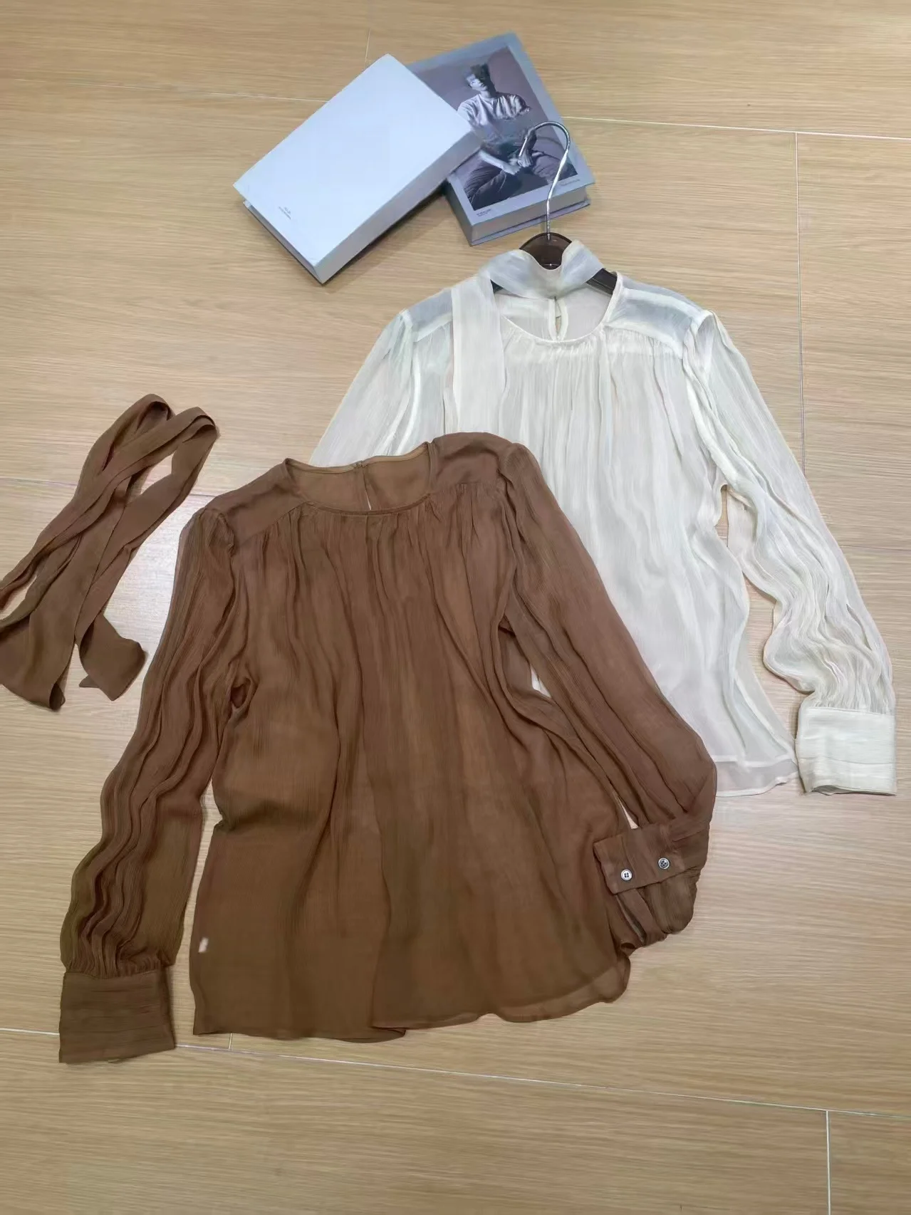 Elegant Long Sleeve Shirt for Women with Sash Commute Style round Neck Pleated Lightweight Top Spring Summer New Arrival
Elegant Long Sleeve Shirt for Women with Sash Commute Style round Neck Pleated Lightweight Top Spring Summer New Arrival