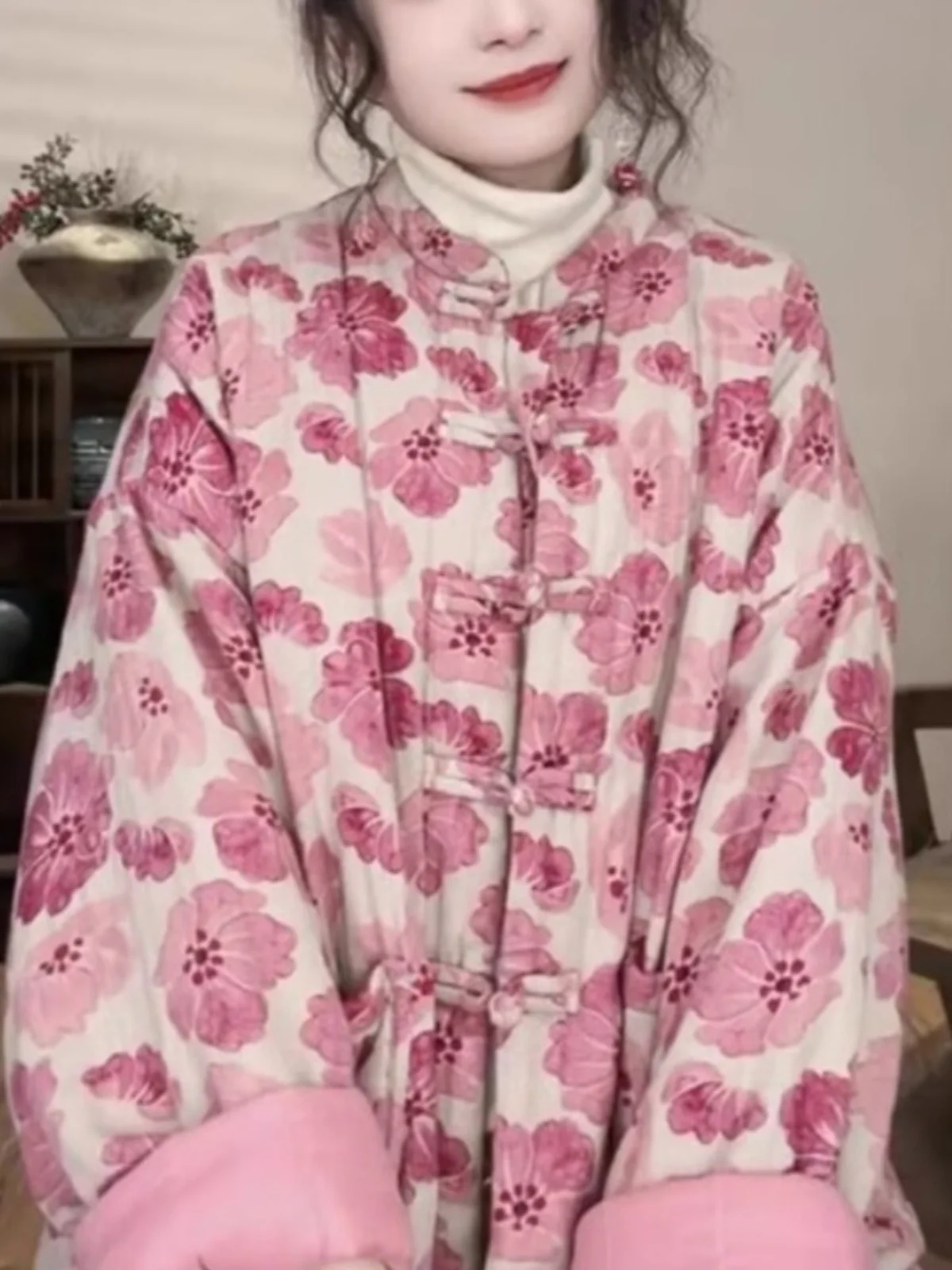 Новое женское зимнее пальто из хлопка в китайском стиле с воротником-стойкой на пуговицах, длинное свободное пальто с цветочным принтом све
Новое женское зимнее пальто из хлопка в китайском стиле с воротником-стойкой на пуговицах, длинное свободное пальто с цветочным принтом све