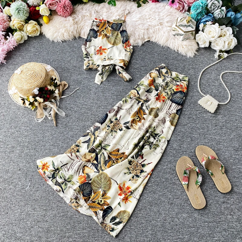 Fashionable Holiday Style Two-Piece Set with Strap Vest Top High Waist Flared Skirt Print Design Summer Polyester Blend
Fashionable Holiday Style Two-Piece Set with Strap Vest Top High Waist Flared Skirt Print Design Summer Polyester Blend