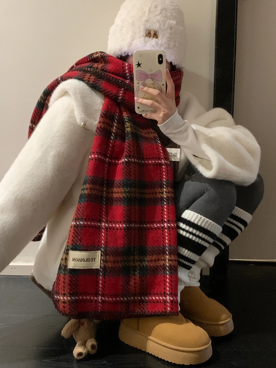 Рождественская атмосфера, красный клетчатый шарф для женщин, новый стиль, теплый вязаный шарф с защитой шеи, универсальная шаль
Рождественская атмосфера, красный клетчатый шарф для женщин, новый стиль, теплый вязаный шарф с защитой шеи, универсальная шаль