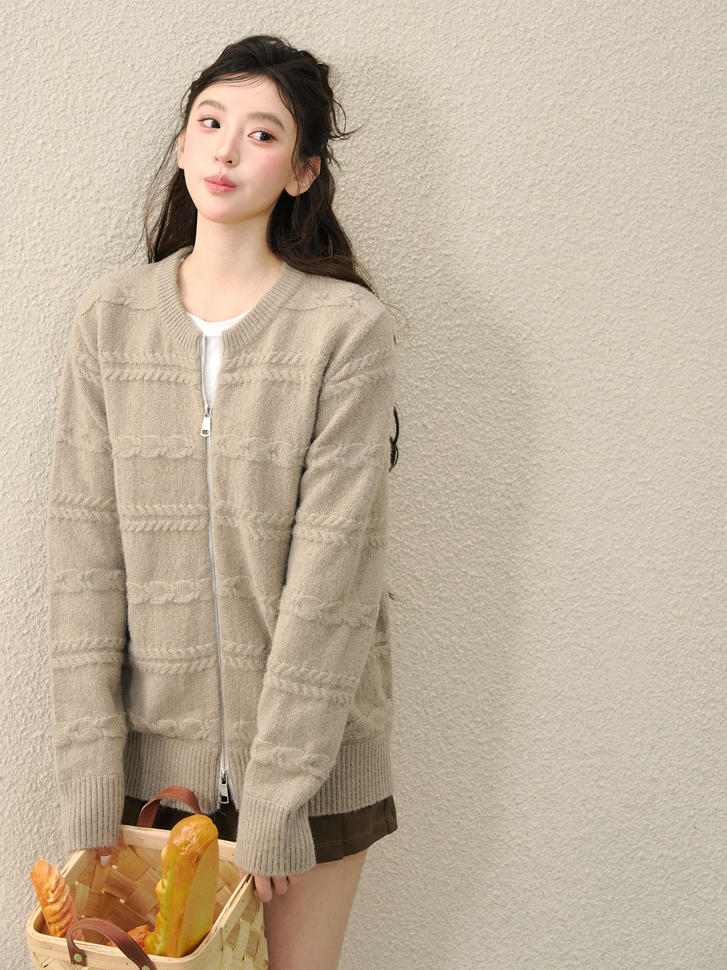 OIOI E Women's Woolen Zipper Ne Pullover Sweater Autumn Winter Loose Fit round Ne Knitted Coat with Twist Flower Design
OIOI E Women's Woolen Zipper Ne Pullover Sweater Autumn Winter Loose Fit round Ne Knitted Coat with Twist Flower Design