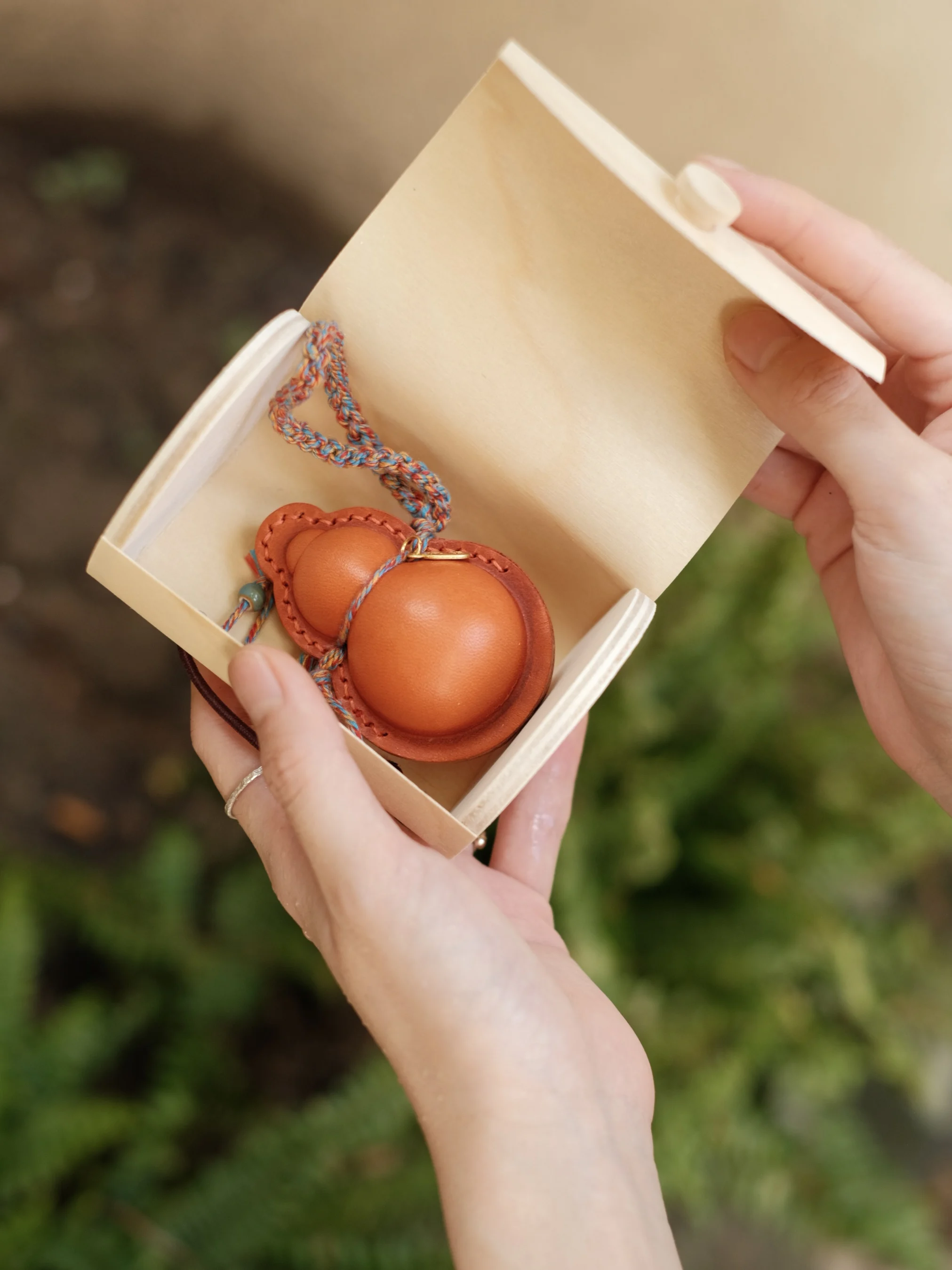 Genuine leather Fu Lu gourd car charm bag ornament, keychain handmade creative souvenir vintage exquisite decorative gift
Genuine leather Fu Lu gourd car charm bag ornament, keychain handmade creative souvenir vintage exquisite decorative gift