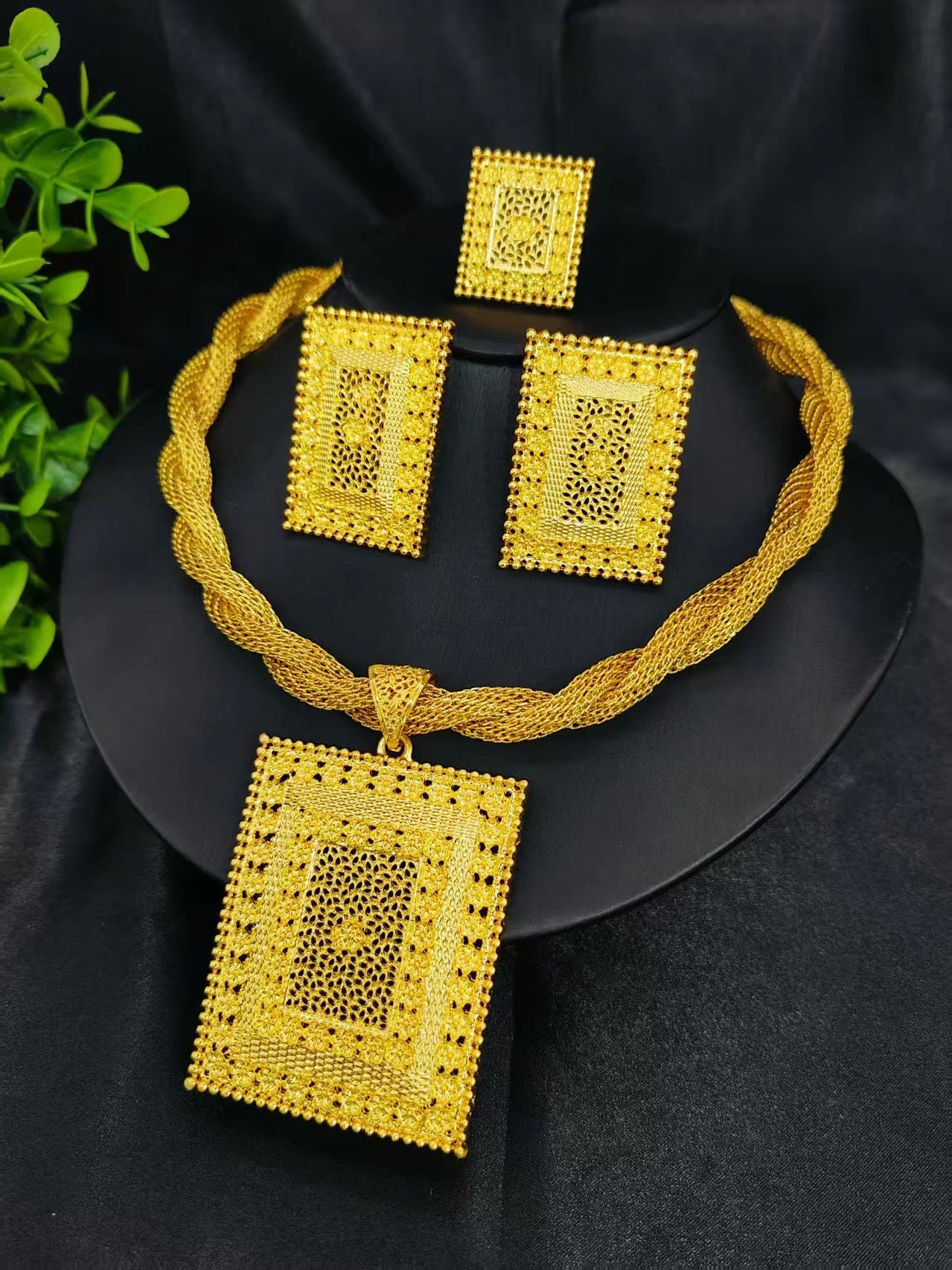 Dubai 24k Plated Gold rectangle Jewelry Set for Women African Fashion Earrings Nacklace Ring Weddings Party Gift
Dubai 24k Plated Gold rectangle Jewelry Set for Women African Fashion Earrings Nacklace Ring Weddings Party Gift