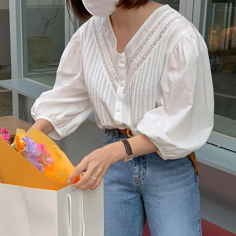 Стильная женская белая блузка с V-образным вырезом, рюшами и вставками, свободного кроя, оверсайз, с рукавом три четверти, в корейском стиле, для повседневной носки
Стильная женская белая блузка с V-образным вырезом, рюшами и вставками, свободного кроя, оверсайз, с рукавом три четверти, в корейском стиле, для повседневной носки