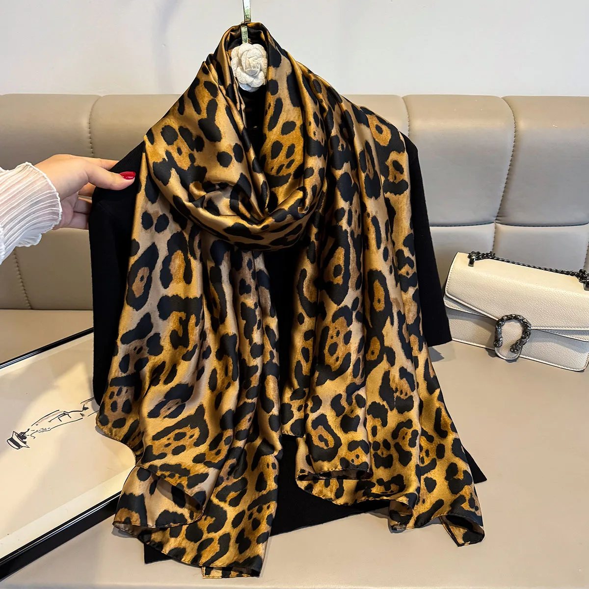Весенне-осенний леопардовый шелковый шарф, женский роскошный дизайн, гладкий шарф, мягкая шаль, пляжная защита от солнца, 80x180 см, платок, бандана
Весенне-осенний леопардовый шелковый шарф, женский роскошный дизайн, гладкий шарф, мягкая шаль, пляжная защита от солнца, 80x180 см, платок, бандана