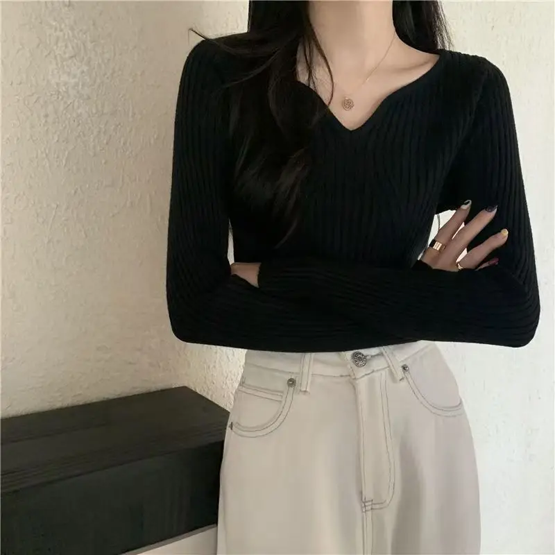 Fashionable V-Neck Long Sleeve Knitted Sweater Women's Autumn Winter Slimming Short Style Base Layer Top for Casual Wear
Fashionable V-Neck Long Sleeve Knitted Sweater Women's Autumn Winter Slimming Short Style Base Layer Top for Casual Wear