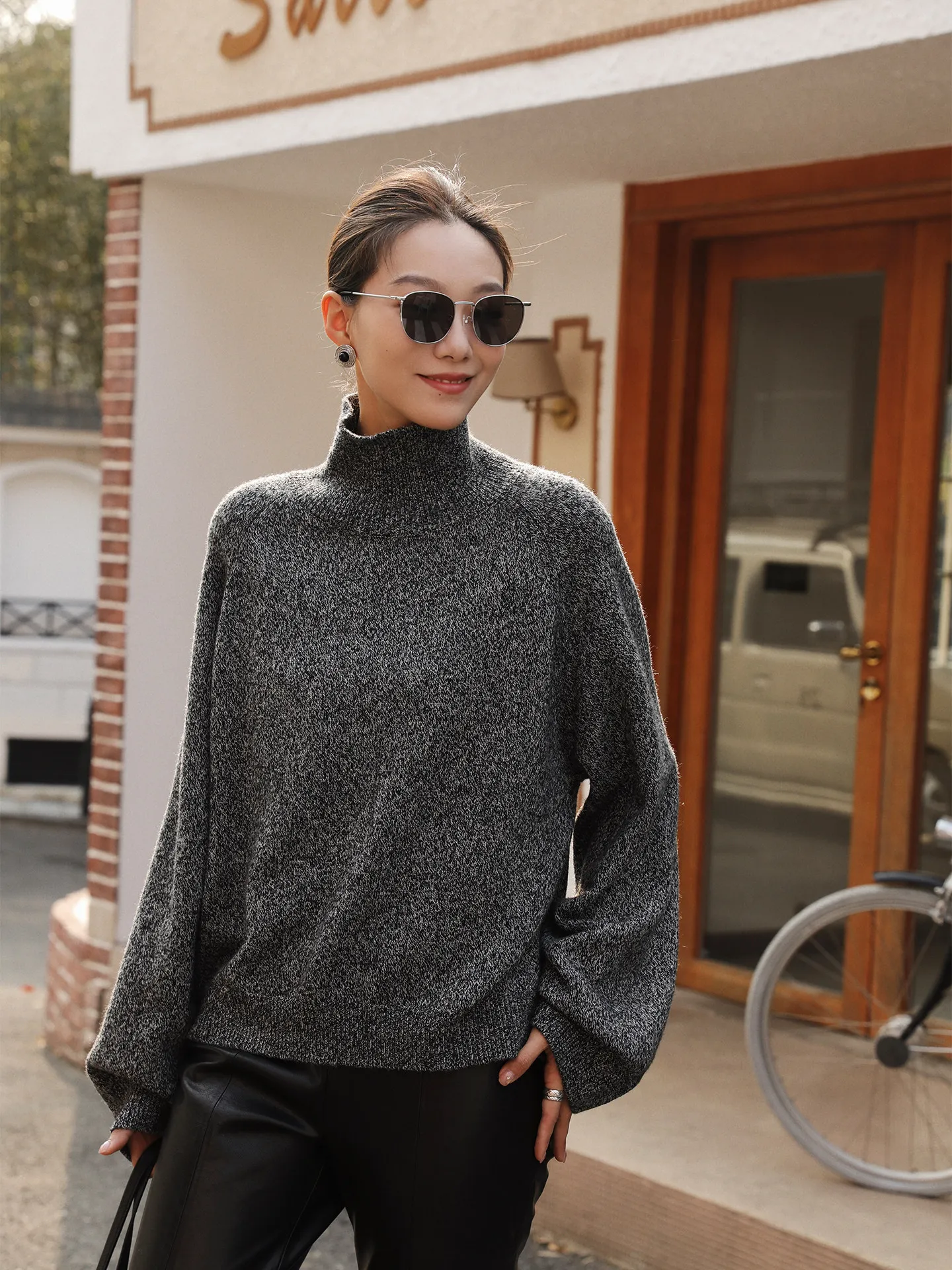 Свободный вязаный свитер с высоким воротником для женщин, зимний повседневный, из мягкой шерстяной смеси, с длинными рукавами и цветочным узором
Свободный вязаный свитер с высоким воротником для женщин, зимний повседневный, из мягкой шерстяной смеси, с длинными рукавами и цветочным узором