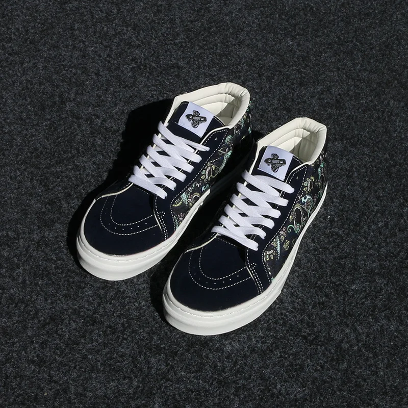 Autumn and Winter Breathable Navy Blue Mid-Top Sneakers with Paisley Pattern, Men's Fashionable Casual Shoes, Versatile Canvas Shoes
Autumn and Winter Breathable Navy Blue Mid-Top Sneakers with Paisley Pattern, Men's Fashionable Casual Shoes, Versatile Canvas Shoes