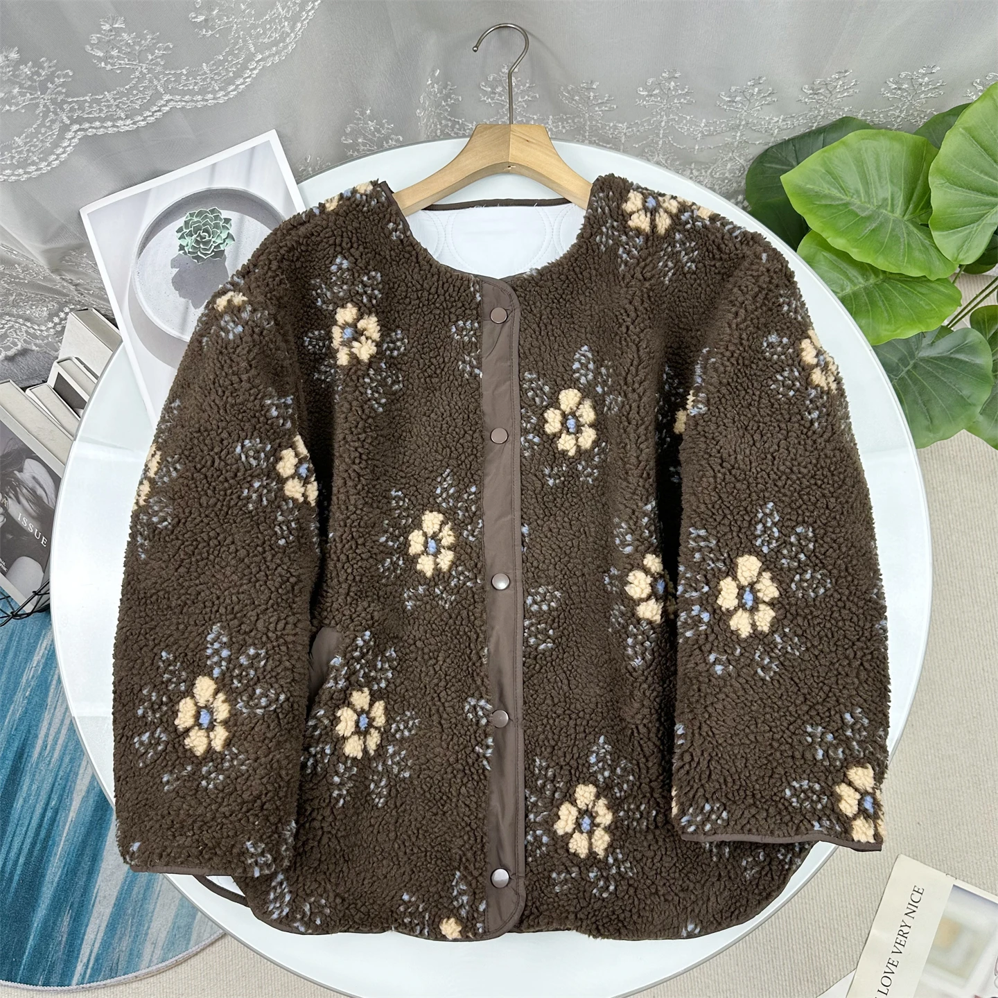 Double-Sided Wear Floral Embroidery Faux Sheepskin Velvet Jacket Women's Winter 2025 Loose Fit Long Sleeve round Neck Coat
Double-Sided Wear Floral Embroidery Faux Sheepskin Velvet Jacket Women's Winter 2025 Loose Fit Long Sleeve round Neck Coat