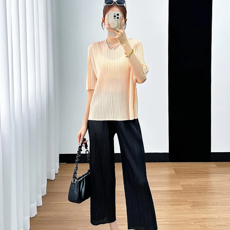 Miyake женский однотонный костюм, новинка лета 2025 года, топ с короткими рукавами и круглым вырезом, плиссированные прямые брюки с высокой талией, комплект из двух предметов 
Miyake женский однотонный костюм, новинка лета 2025 года, топ с короткими рукавами и круглым вырезом, плиссированные прямые брюки с высокой талией, комплект из двух предметов