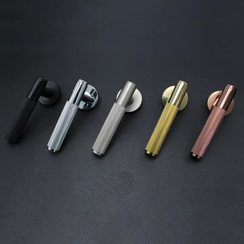 Knurled Brass Interior Handle Zinc Locks Black Chrome Gold Lever Handle Locks for Bedroom Indoor Bar with Mute Lock
Knurled Brass Interior Handle Zinc Locks Black Chrome Gold Lever Handle Locks for Bedroom Indoor Bar with Mute Lock