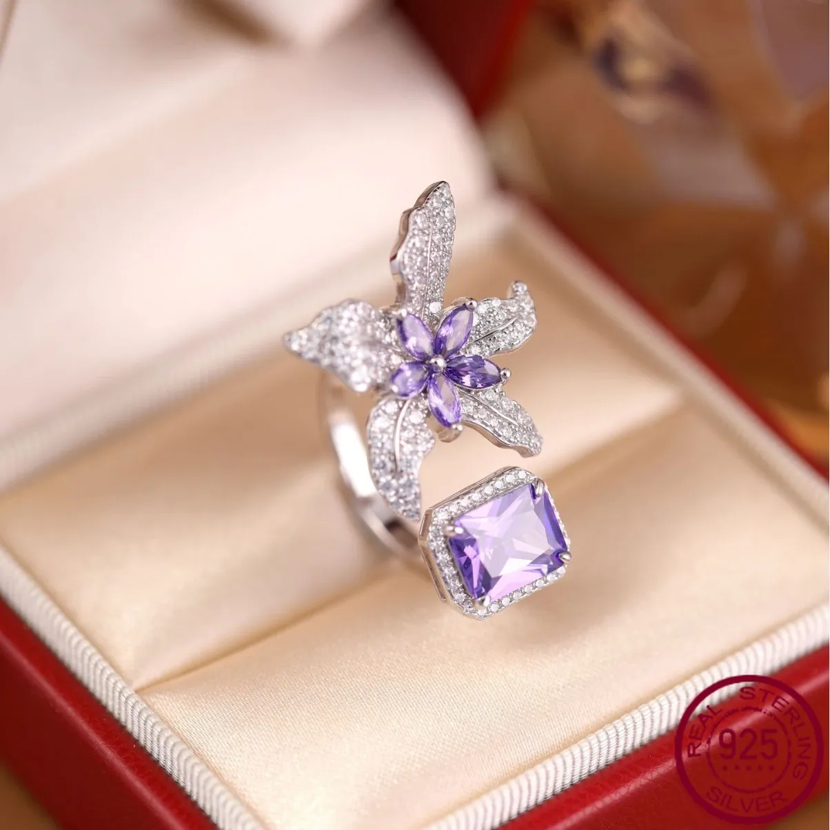 Новое популярное кольцо из чистого серебра 925 пробы с бриллиантами, лавандовым фиолетовым кольцом 5 карат с подсолнухом и ромашкой, свадебные украшения
Новое популярное кольцо из чистого серебра 925 пробы с бриллиантами, лавандовым фиолетовым кольцом 5 карат с подсолнухом и ромашкой, свадебные украшения