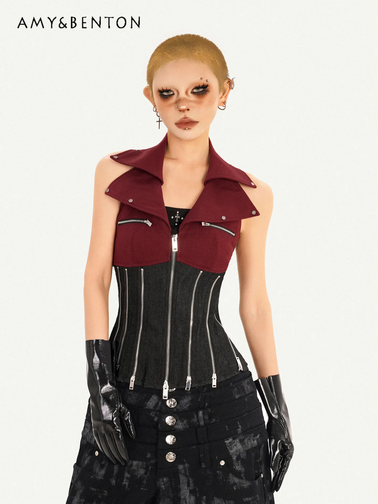 Summer New American Punk Women Red Black Zip Denim Top Dark Street Chain Design Lapel Short Top Y2K Spicy Girl Trendy Outfit
Summer New American Punk Women Red Black Zip Denim Top Dark Street Chain Design Lapel Short Top Y2K Spicy Girl Trendy Outfit