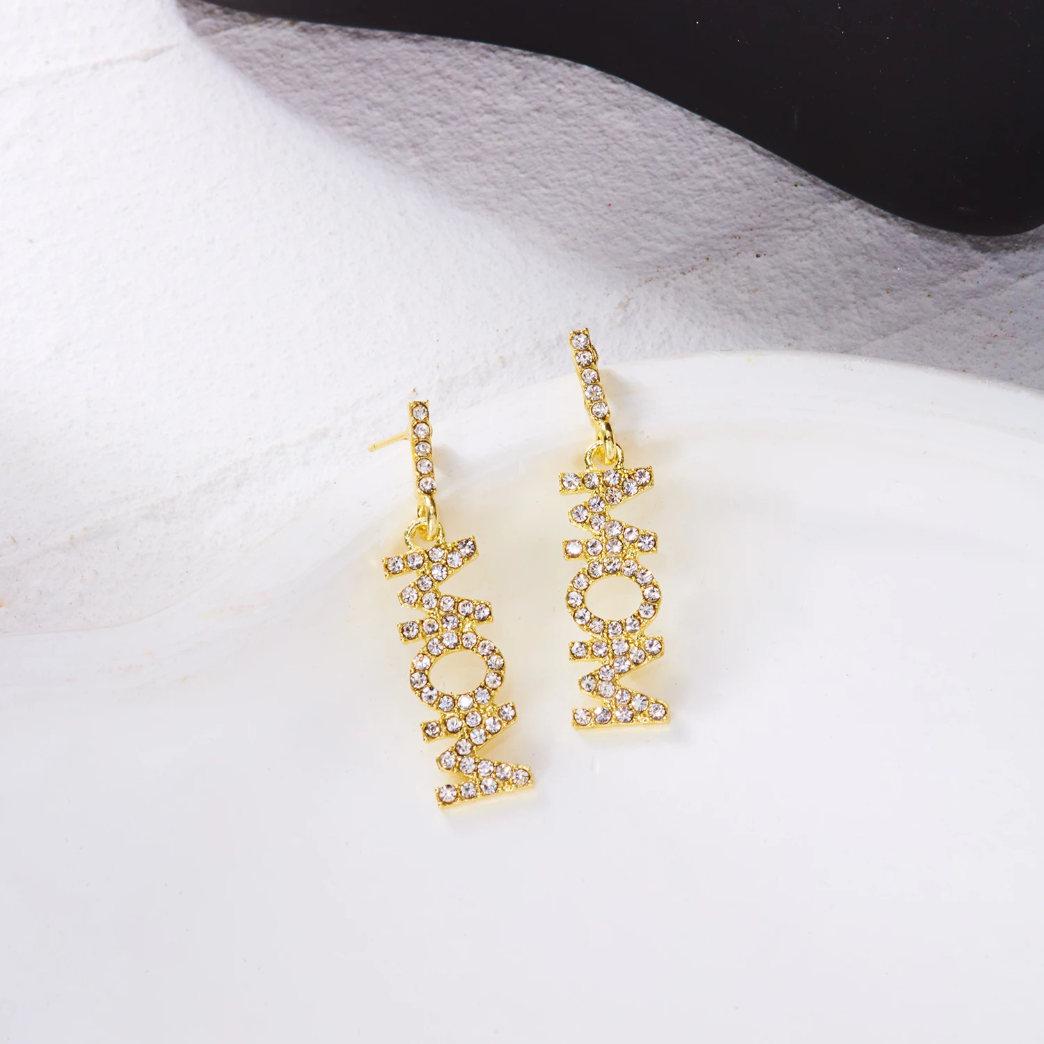 Light Luxury Shiny Zircon Letter Earrings for Women Temperament Mom Letter Pendant Earrings Mother's Day Best Jewelry Gift
Light Luxury Shiny Zircon Letter Earrings for Women Temperament Mom Letter Pendant Earrings Mother's Day Best Jewelry Gift