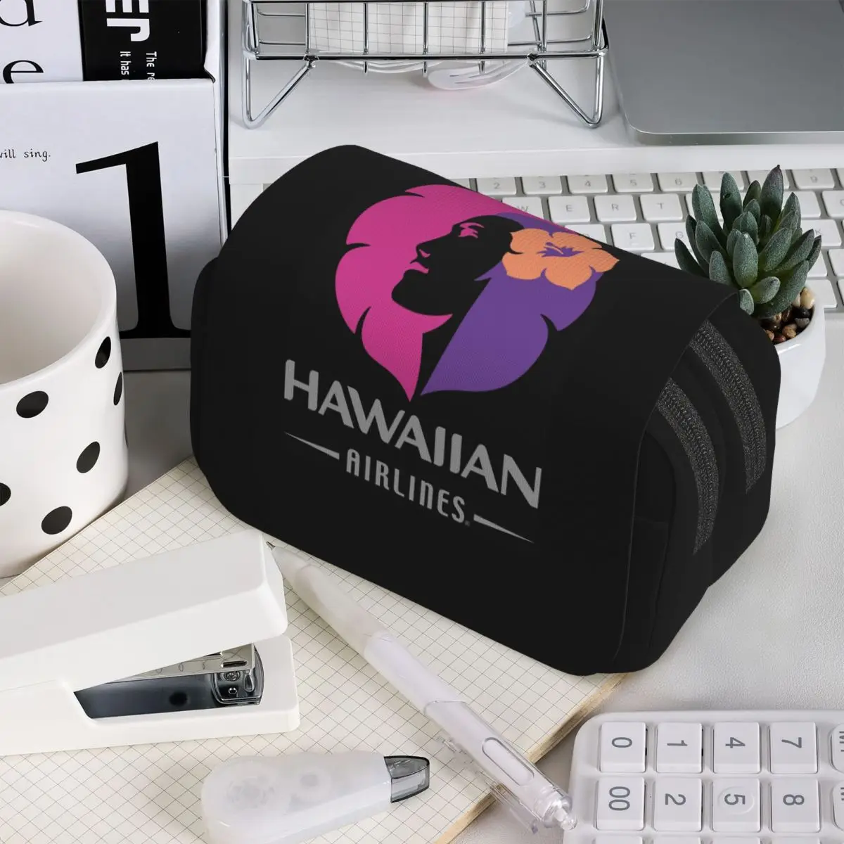 Пенал для мальчиков и девочек Hawaiian Airlines Herc Travel End Of Southern Summer Sale, школьный пенал, сумка для ручек, сумка-органайзер для канцелярских принадлежностей
Пенал для мальчиков и девочек Hawaiian Airlines Herc Travel End Of Southern Summer Sale, школьный пенал, сумка для ручек, сумка-органайзер для канцелярских принадлежностей