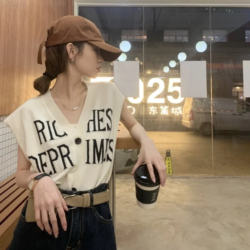 T-shirt Sleeveless women's spring 2023 new network hot style design sense niche loose V-collar clothes INS tide
T-shirt Sleeveless women's spring 2023 new network hot style design sense niche loose V-collar clothes INS tide