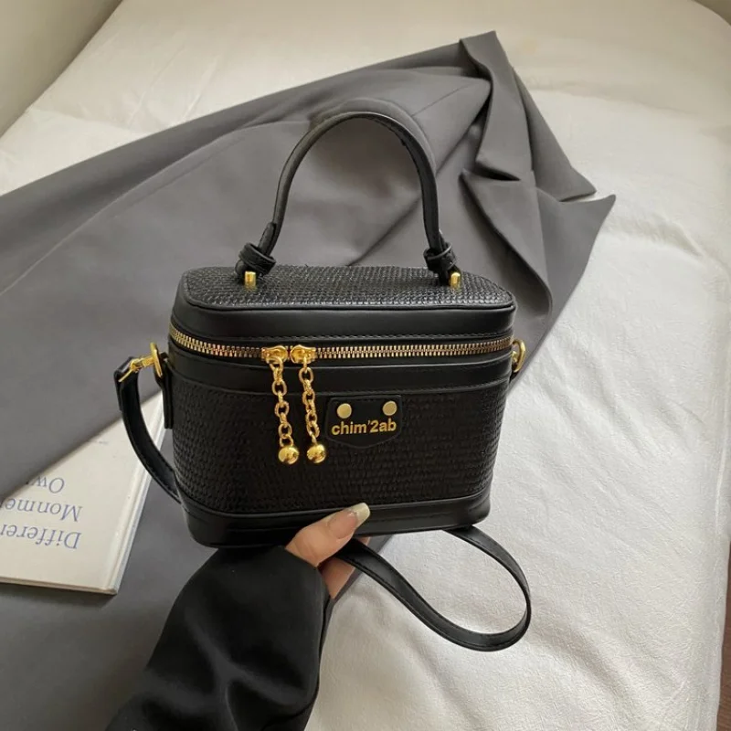 Fashionable Women's Shoulder Bag Designer Crossbody Purse Soft Leather Handbags Elegant Gold Chain Tote
Fashionable Women's Shoulder Bag Designer Crossbody Purse Soft Leather Handbags Elegant Gold Chain Tote