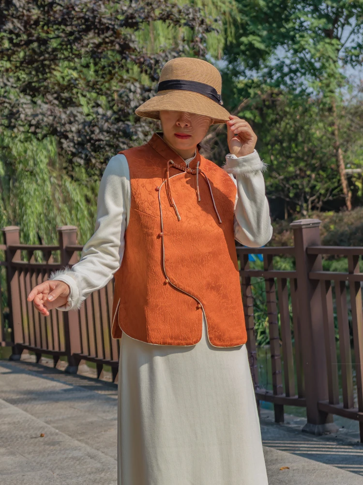 Осенняя новинка: Женский жилет в китайском стиле с вышивкой, оранжевый, с нефритовыми пуговицами и боковыми застежками, модный...
Осенняя новинка: Женский жилет в китайском стиле с вышивкой, оранжевый, с нефритовыми пуговицами и боковыми застежками, модный...