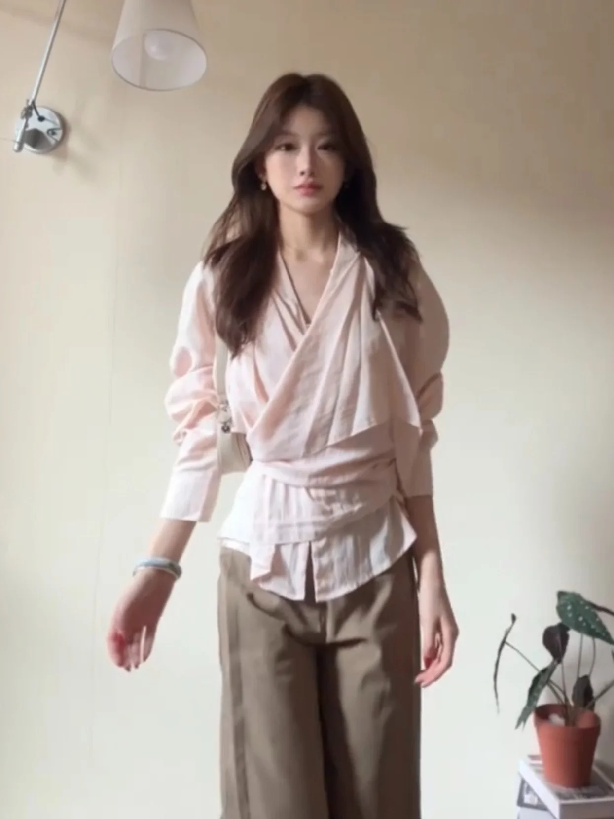 Корейская женская блузка с длинным рукавом, розовая, для ранней весны, уникальная, красивая, высокого качества, с поясом, подчеркивающим талию
Корейская женская блузка с длинным рукавом, розовая, для ранней весны, уникальная, красивая, высокого качества, с поясом, подчеркивающим талию