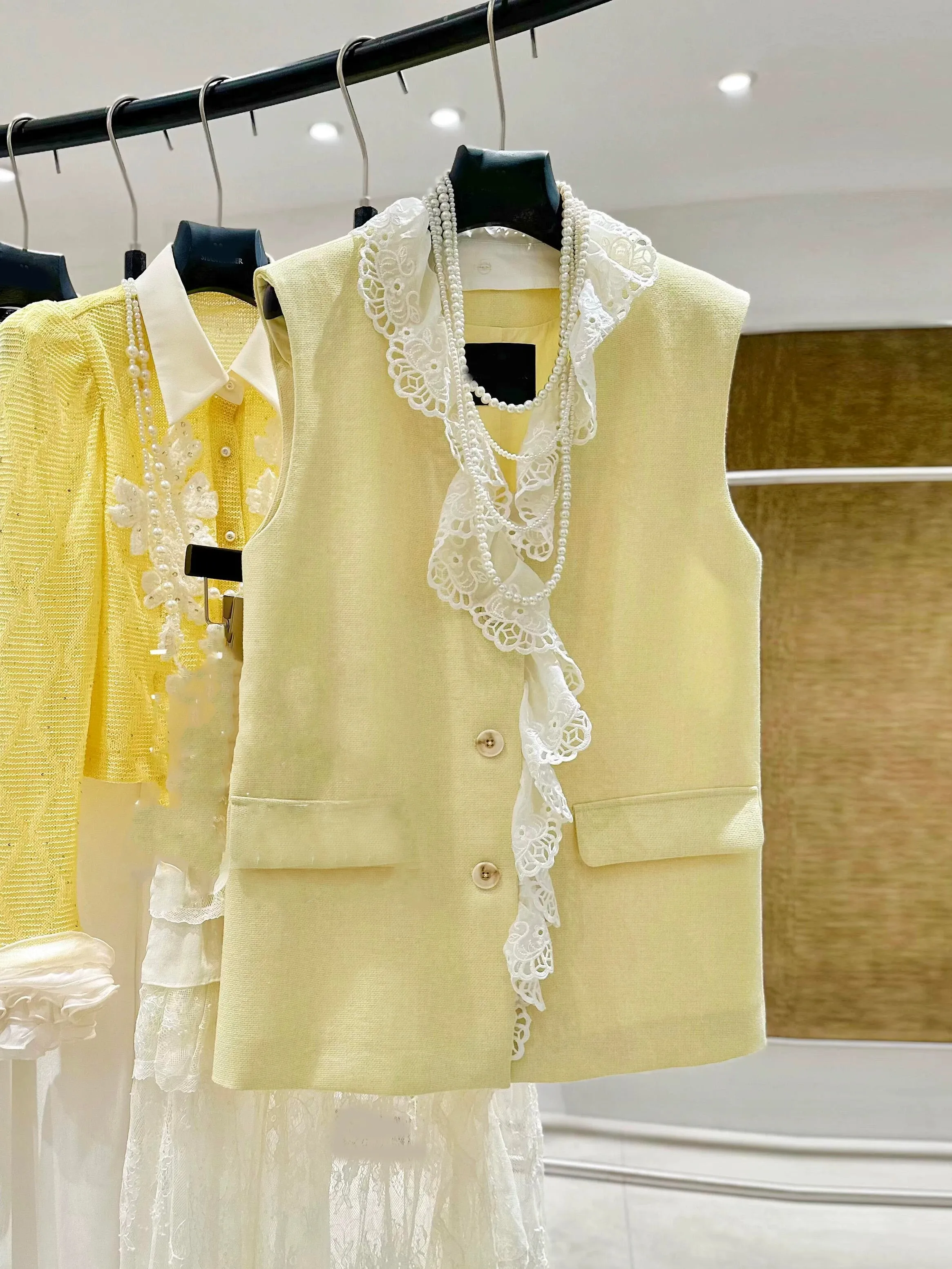 Elegant Lace Sleeveless Vest Women's Fashionable Summer High-end Suitable for Teenage Girls Flip Collar Single Button Closure
Elegant Lace Sleeveless Vest Women's Fashionable Summer High-end Suitable for Teenage Girls Flip Collar Single Button Closure