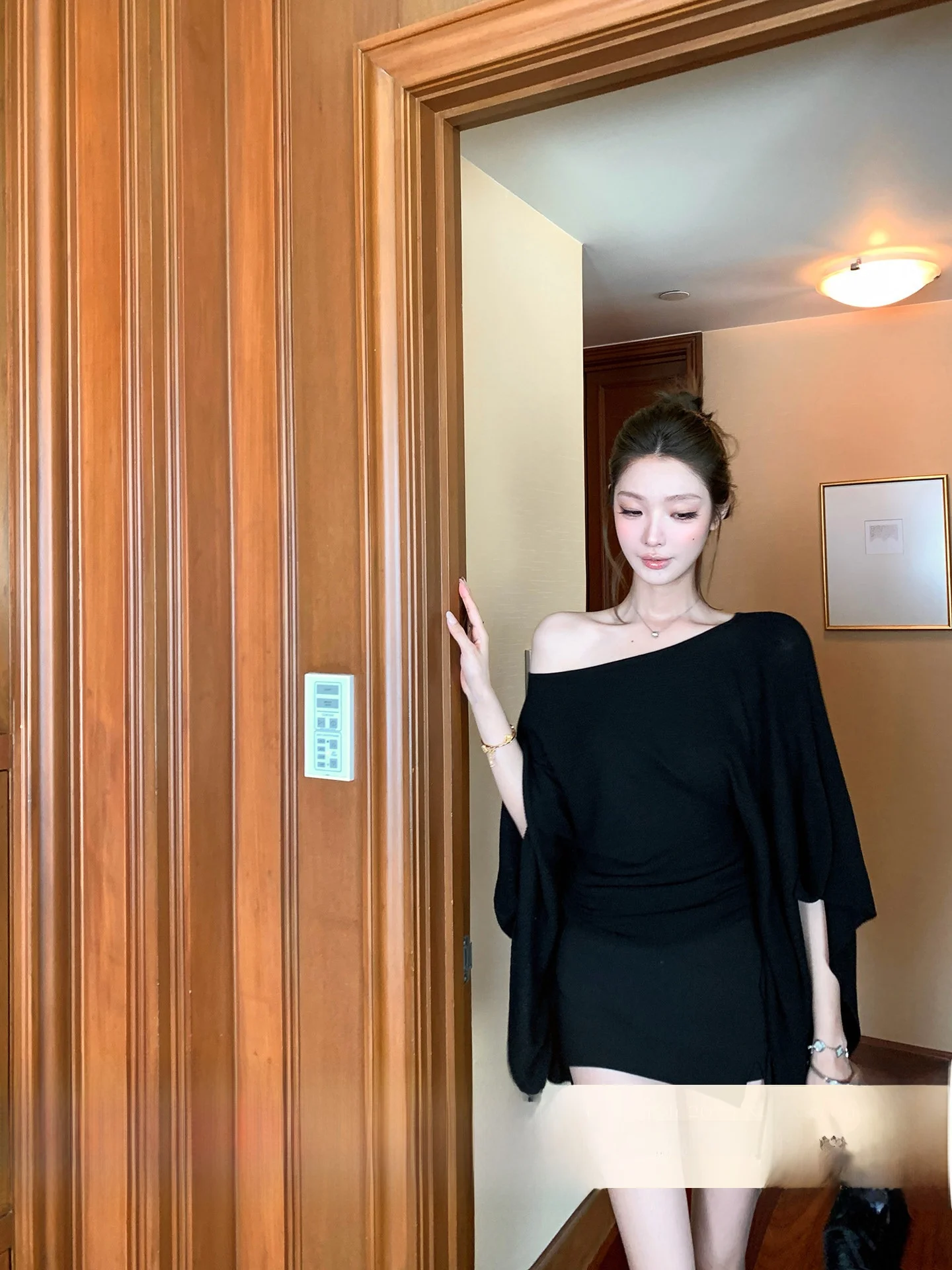 YOLI Zhang Yuli Greenland Island Черный шерстяной вязаный свитер женский весенний простой универсальный облегающий топ с открытыми плечами
YOLI Zhang Yuli Greenland Island Черный шерстяной вязаный свитер женский весенний простой универсальный облегающий топ с открытыми плечами