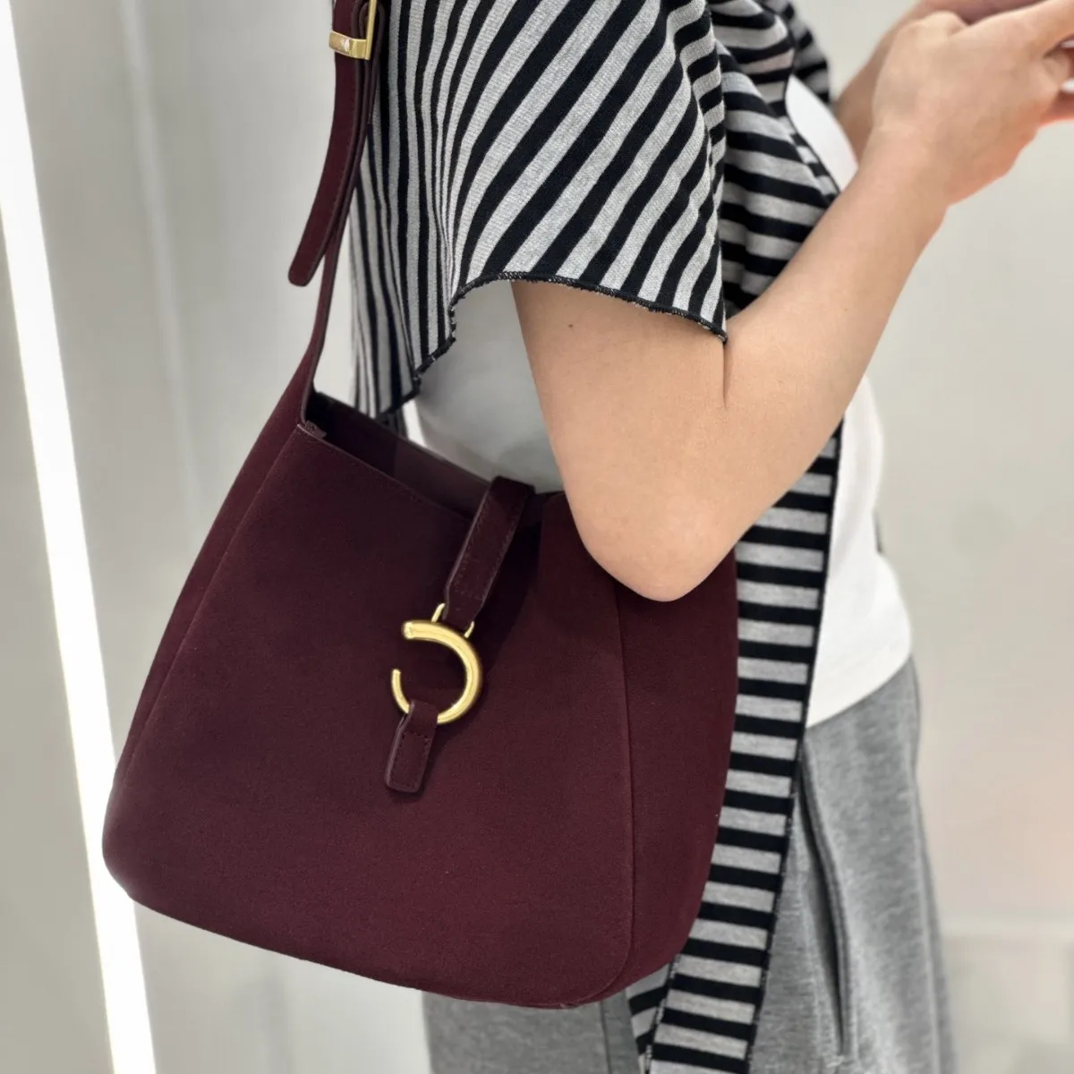 Женские сумки на каждый день, модная женская сумка-мешок, золотая сумка через плечо с кольцом meMtal, роскошные дизайнерские сумки из натуральной кожи
Женские сумки на каждый день, модная женская сумка-мешок, золотая сумка через плечо с кольцом meMtal, роскошные дизайнерские сумки из натуральной кожи