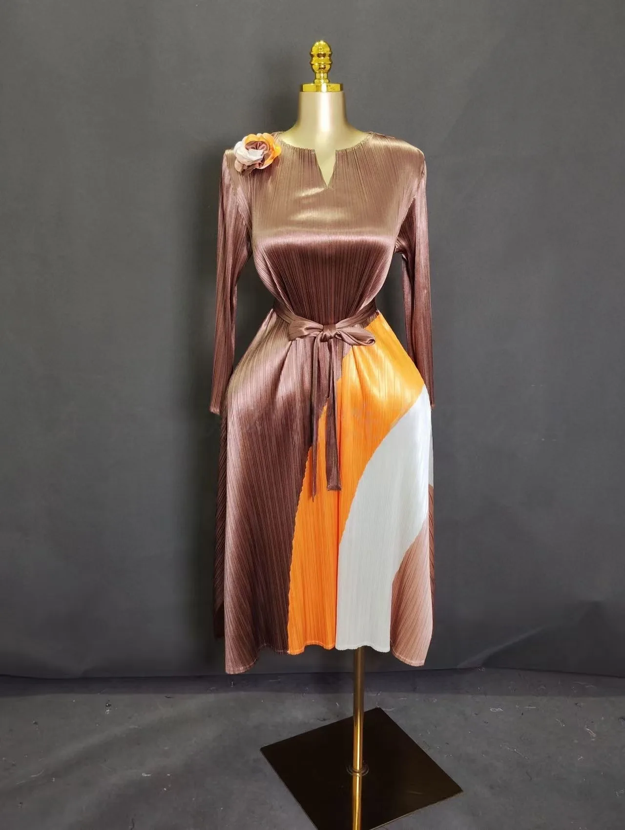 2026 Miyake New Light-sensitive Material Three-dimensional Flower Gradual Change Color Dress Printing Splicing Loose Long Dress
2026 Miyake New Light-sensitive Material Three-dimensional Flower Gradual Change Color Dress Printing Splicing Loose Long Dress