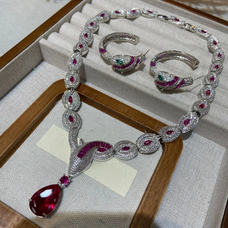 2025 New Luxury Vintage Elegant Snake Necklace Earrings Inlay AAA Zircon High Quality Fashion Jewelry Women Wedding Party
2025 New Luxury Vintage Elegant Snake Necklace Earrings Inlay AAA Zircon High Quality Fashion Jewelry Women Wedding Party