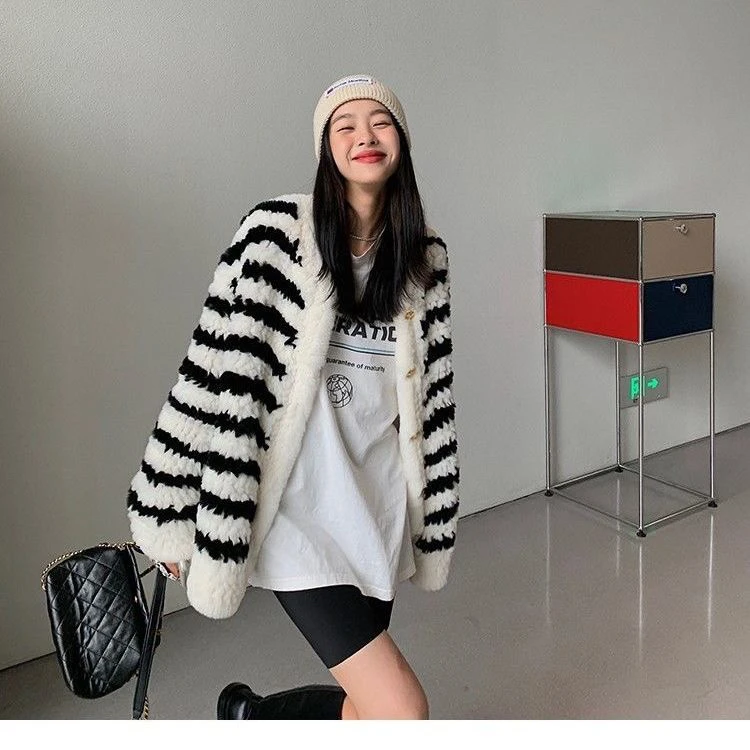 2024 New Heavyweight Striped Rabbit Fur Wrap Cardigan Women's Loose Fur Coat Young Style Mid-Length V-neck Long Sleeve Coat
2024 New Heavyweight Striped Rabbit Fur Wrap Cardigan Women's Loose Fur Coat Young Style Mid-Length V-neck Long Sleeve Coat
