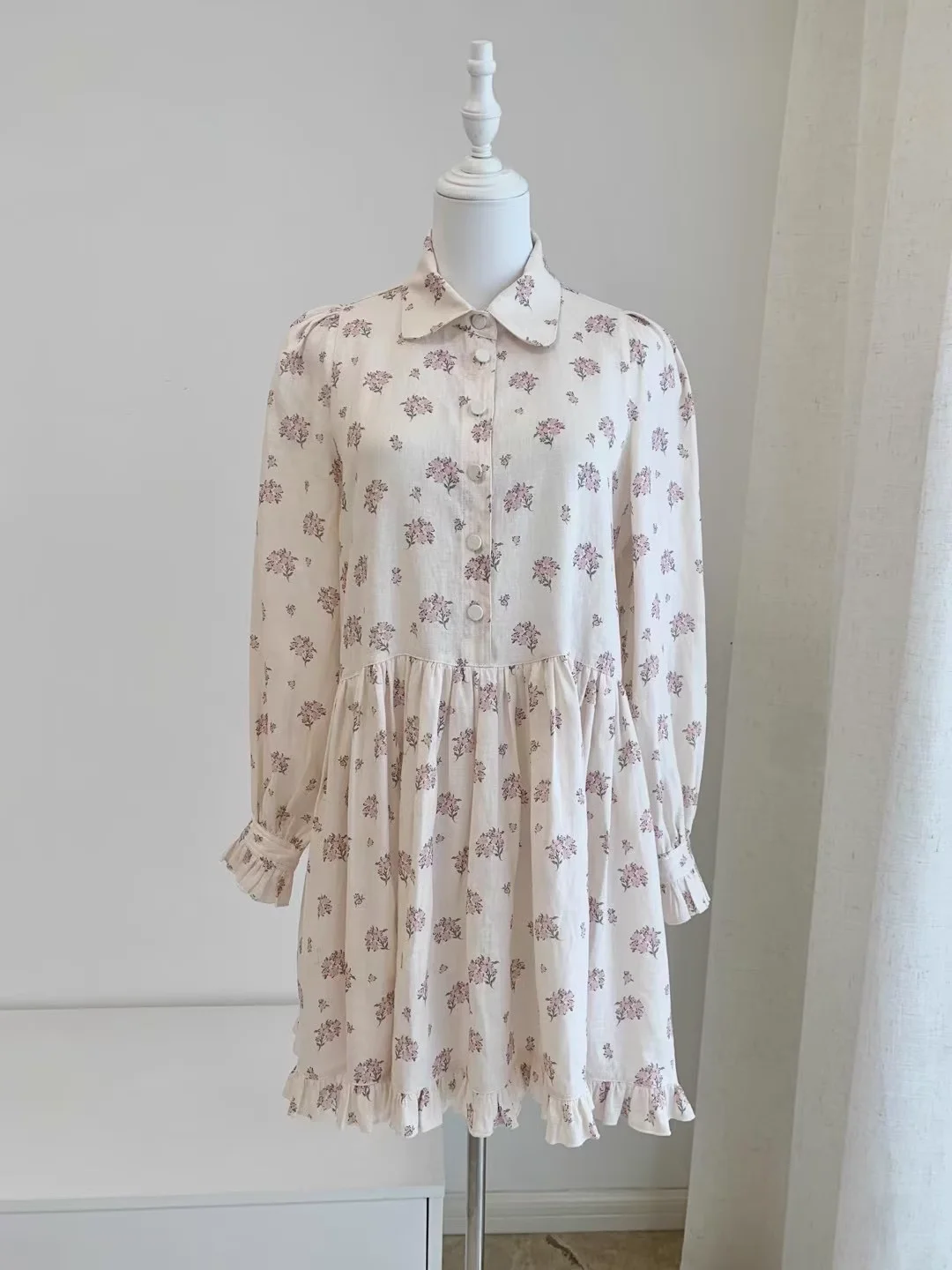 2025 New Women 100% Linen Doll Dress Flower Print Peter Pan Collar Long Sleeve High Waist Sweet Female Mini Robe 
2025 New Women 100% Linen Doll Dress Flower Print Peter Pan Collar Long Sleeve High Waist Sweet Female Mini Robe