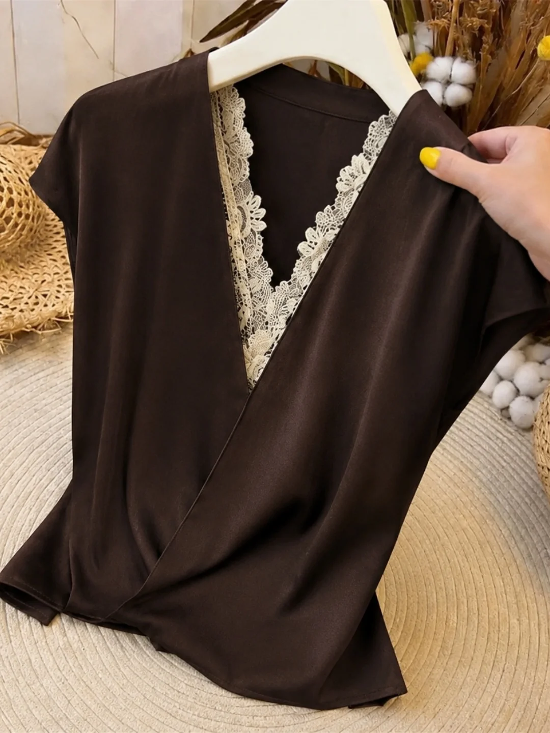 Retro Style Versatile Lace Patchwork V-Neck Top Trendy Design Summer Fashion Youthful Korean Straight Cut Silk Women's Shirt
Retro Style Versatile Lace Patchwork V-Neck Top Trendy Design Summer Fashion Youthful Korean Straight Cut Silk Women's Shirt