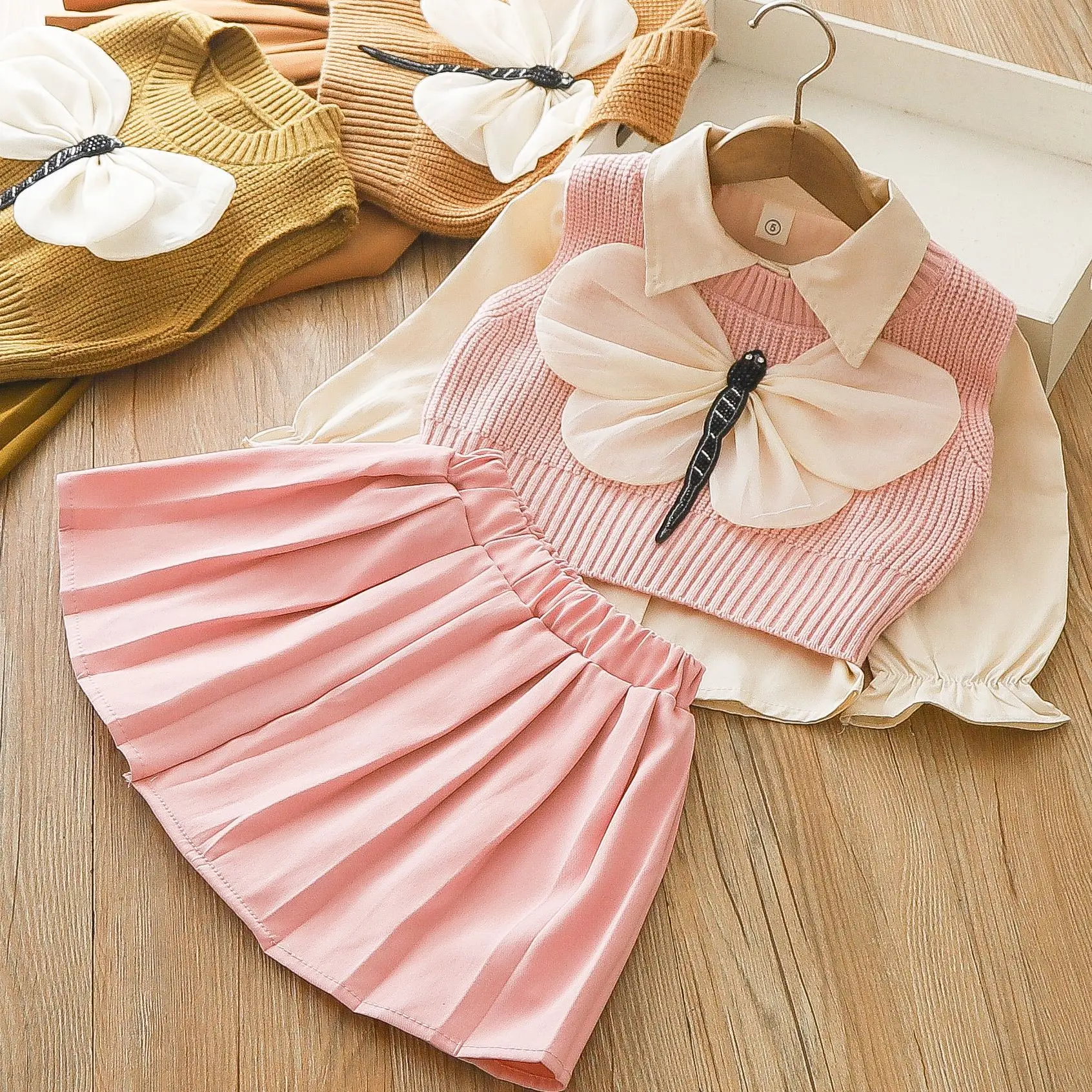 Girls Sweater Three-piece Suit 2024 Autumn and Winter New Kids Treasure Shirt Fashion Pleated Skirt Set
Girls Sweater Three-piece Suit 2024 Autumn and Winter New Kids Treasure Shirt Fashion Pleated Skirt Set