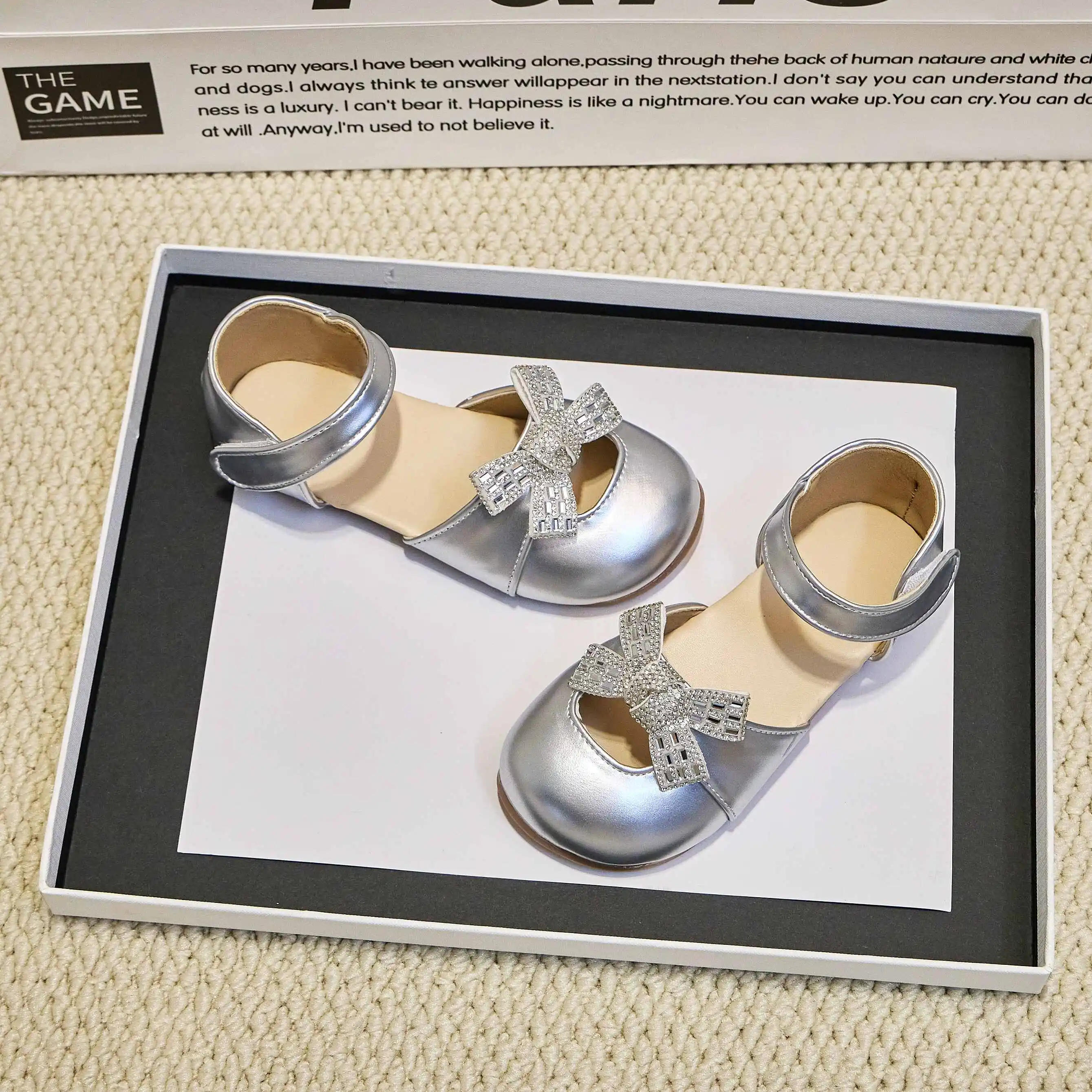 Кожаная обувь для девочек, новинка 2023 года, летние модные модельные туфли принцессы с блестками, блестящие свадебные детские туфли Мэри Джейн для девочек на плоской подошве
Кожаная обувь для девочек, новинка 2023 года, летние модные модельные туфли принцессы с блестками, блестящие свадебные детские туфли Мэри Джейн для девочек на плоской подошве