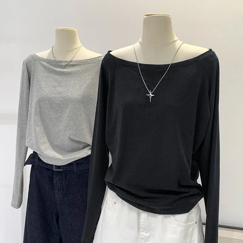 2025 Early Fall Women's Black Off-Shoulder Long Sleeve Top Pure Edgy Loose Fit Slimming Base Layer
2025 Early Fall Women's Black Off-Shoulder Long Sleeve Top Pure Edgy Loose Fit Slimming Base Layer