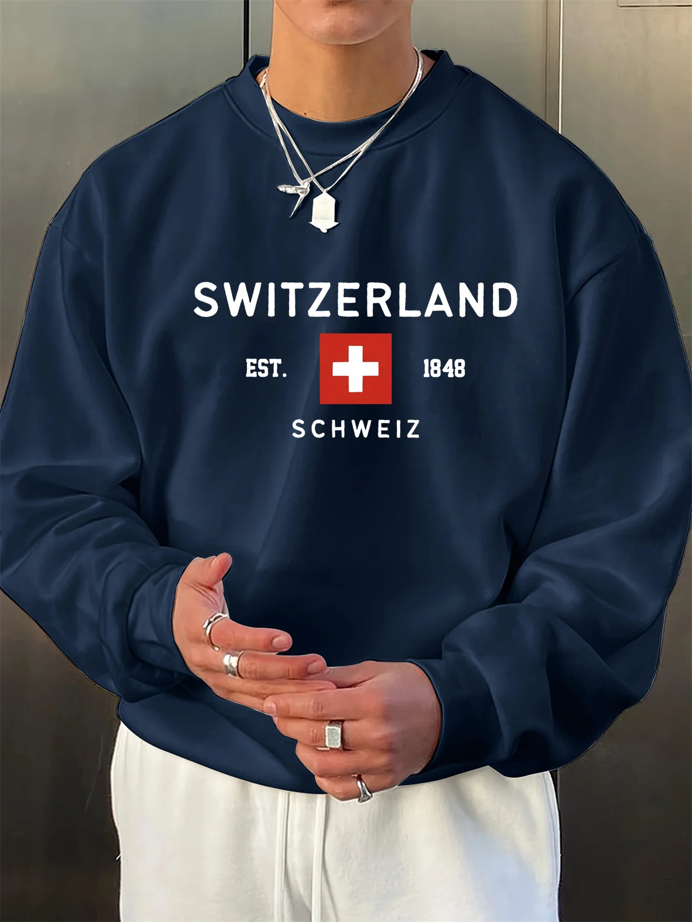 Мужская осенне-зимняя повседневная свободная модная классическая толстовка с круглым вырезом и длинными рукавами с буквенным принтом SWITZERLAND
Мужская осенне-зимняя повседневная свободная модная классическая толстовка с круглым вырезом и длинными рукавами с буквенным принтом SWITZERLAND