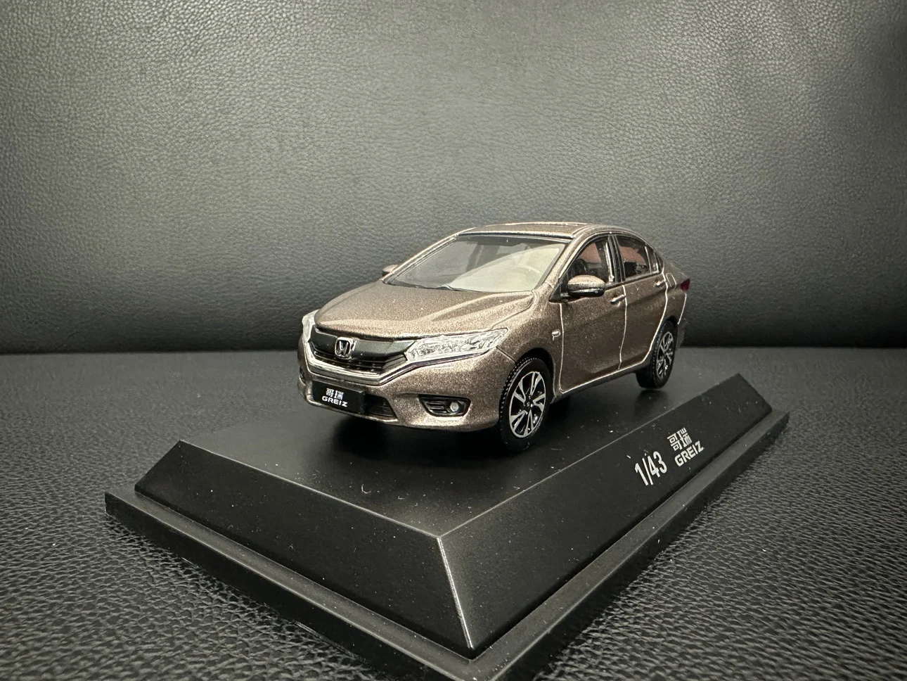 Dongfeng Honda Gorui 2015, ослепительная золотая и серебряная модель автомобиля 1:43, имитационная модель автомобиля
Dongfeng Honda Gorui 2015, ослепительная золотая и серебряная модель автомобиля 1:43, имитационная модель автомобиля